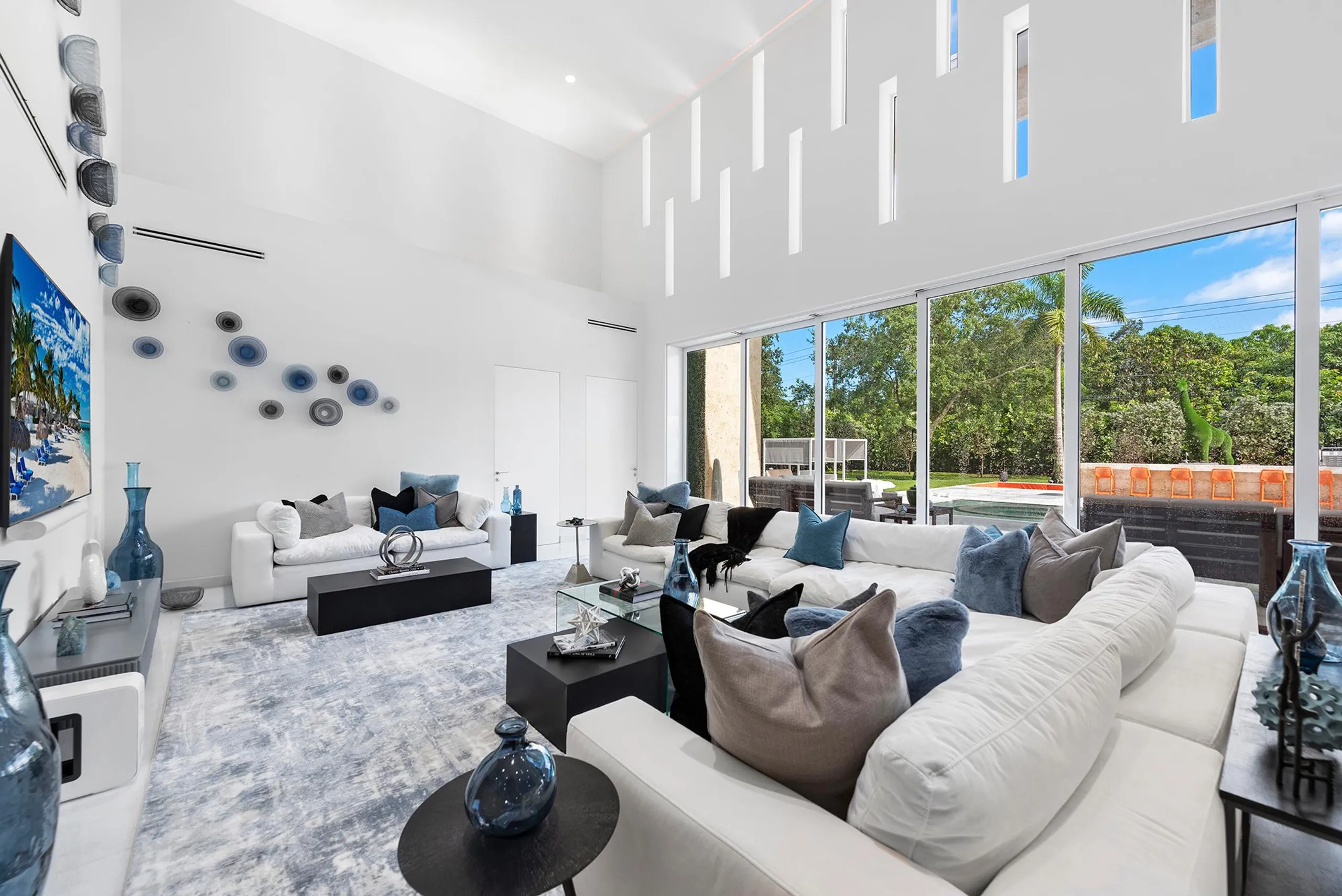 Serenity Enclave Estate with Magnificent Infinity Pool — photograph 9