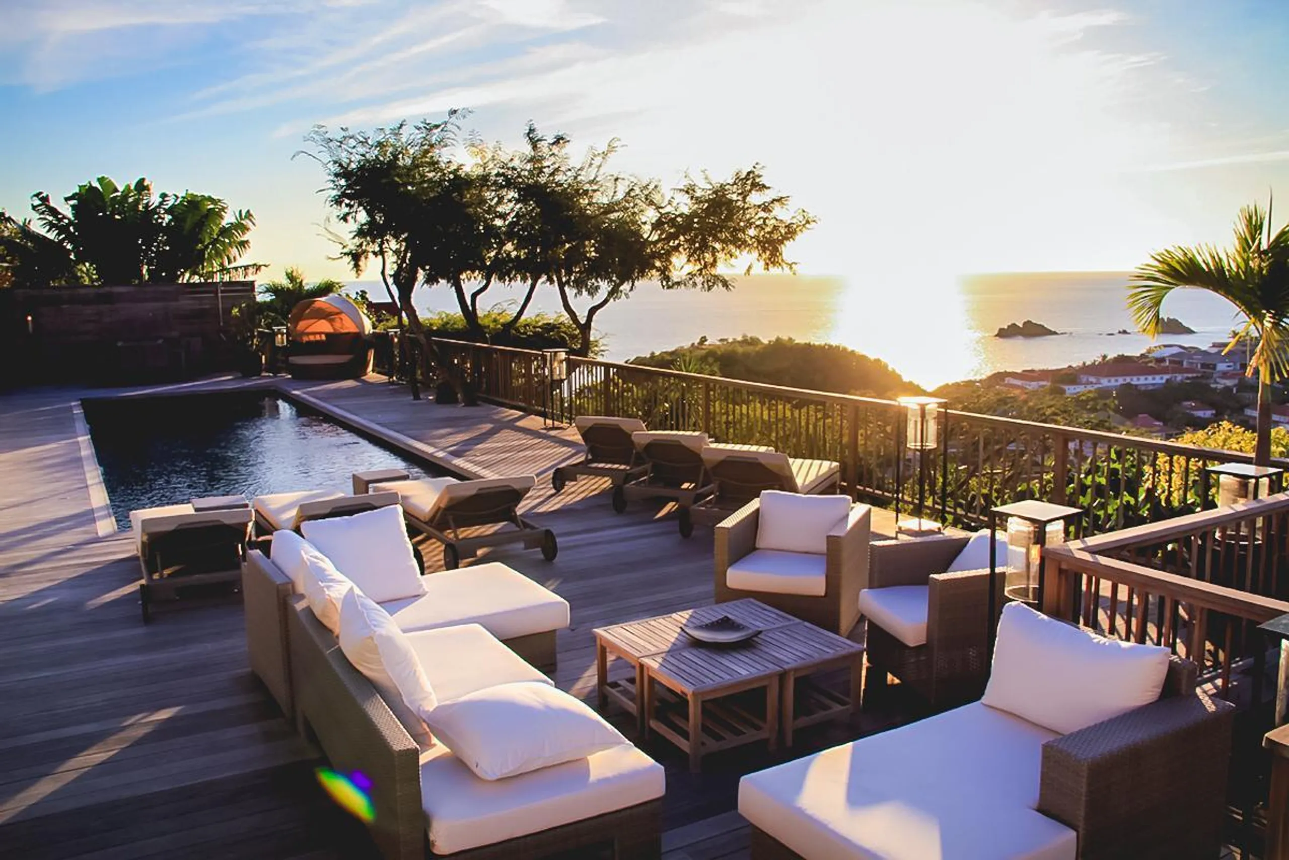 Serene Seaside Estate with Private Pool and Ocean Views — photograph 3