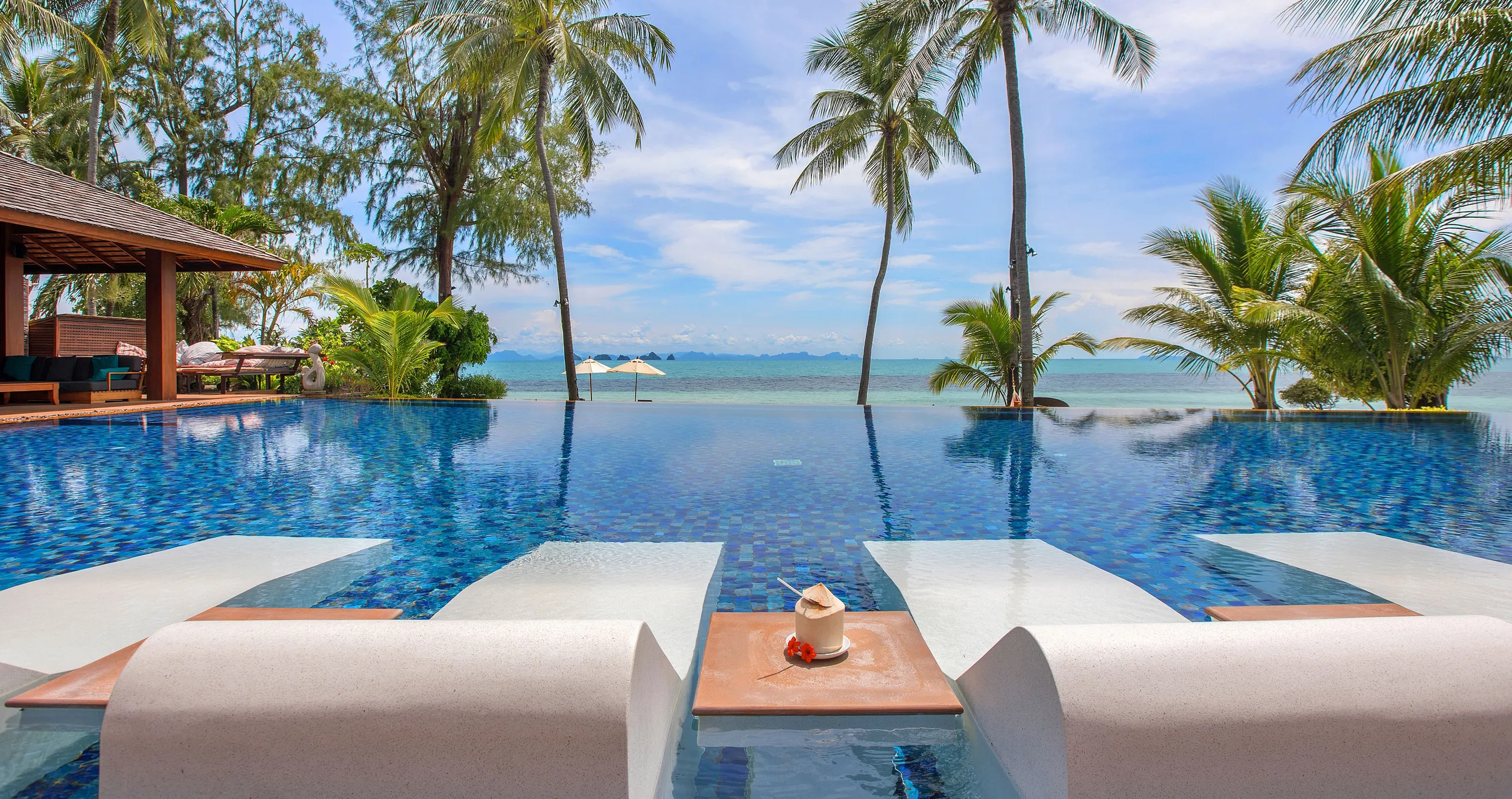 Majestic Beachfront Getaway with Infinity Pool and Panoramic Sunset Views, Lipa Noi