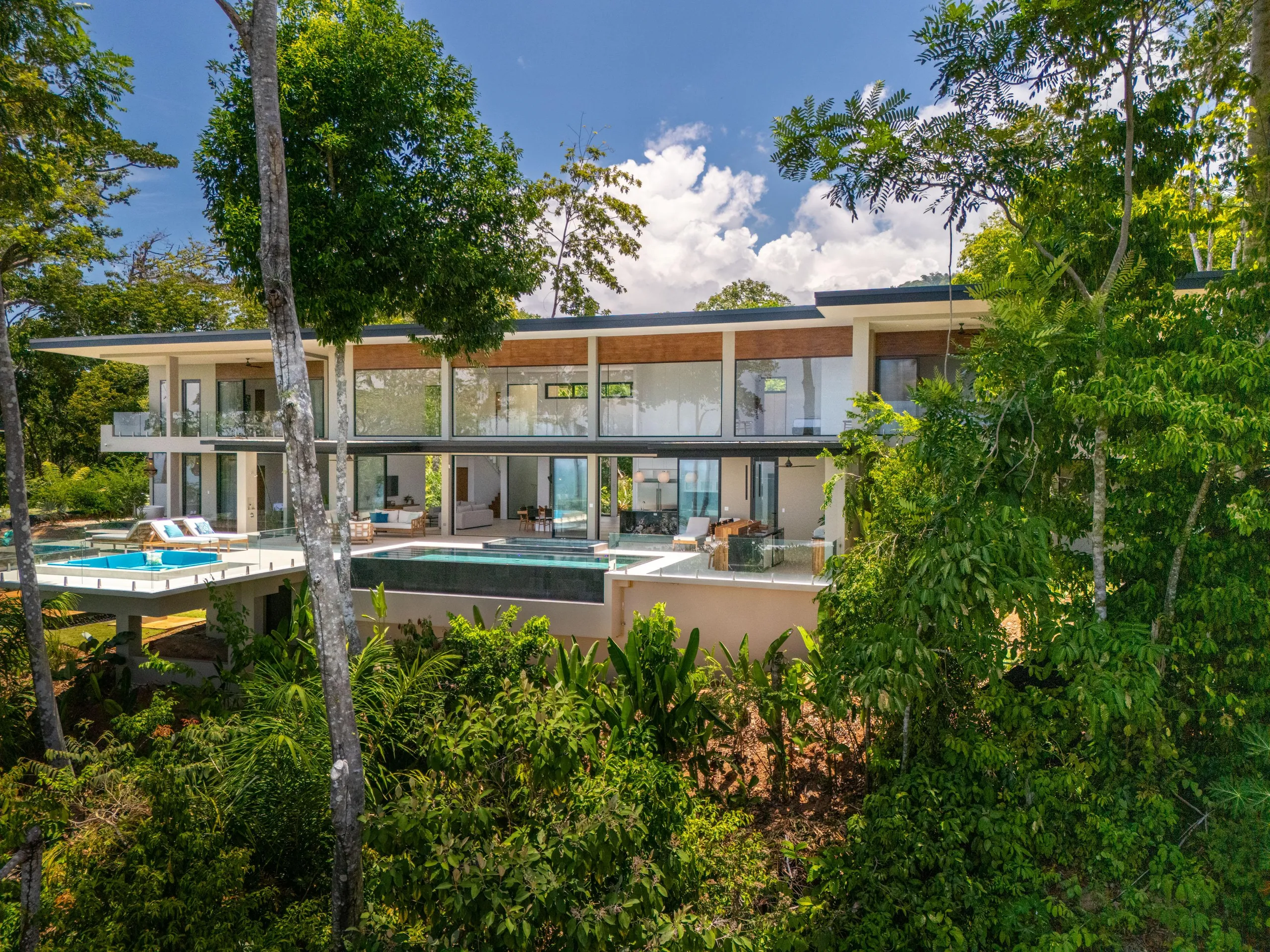 Top-Notch Villa with Infinity Pool, Jacuzzi, and Stunning Ocean Views — photograph 2