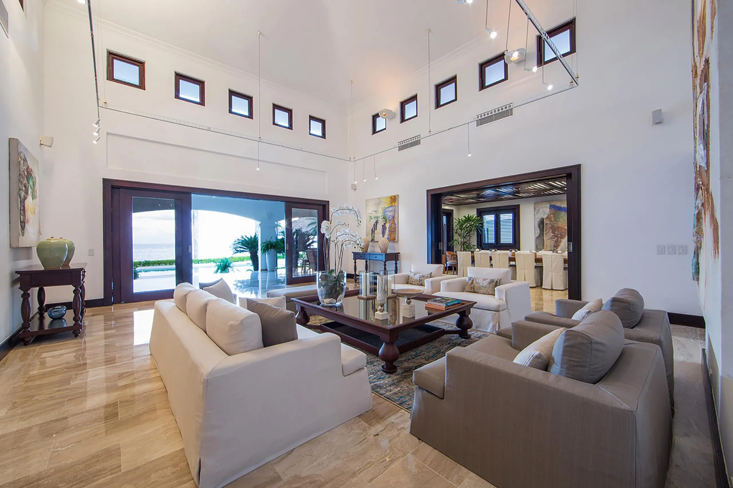 Plush and Inviting 4BR Villa with Private Pool and Ocean Views — photograph 8
