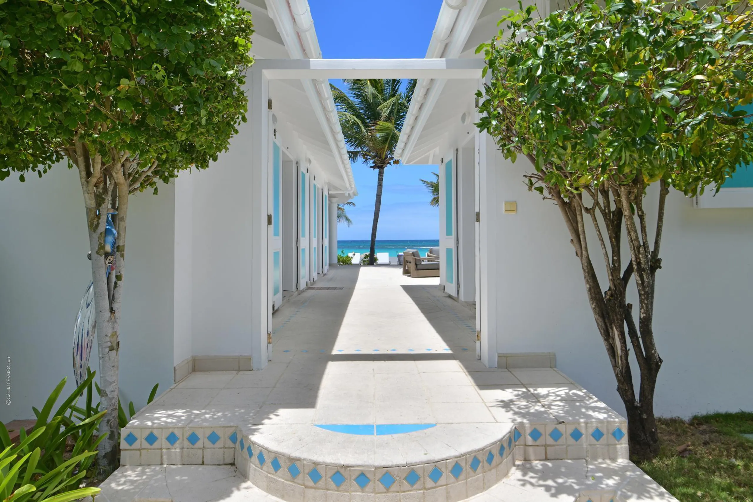 Elegant Paradise Estate with Private Pool and Walks to Beach — photograph 5