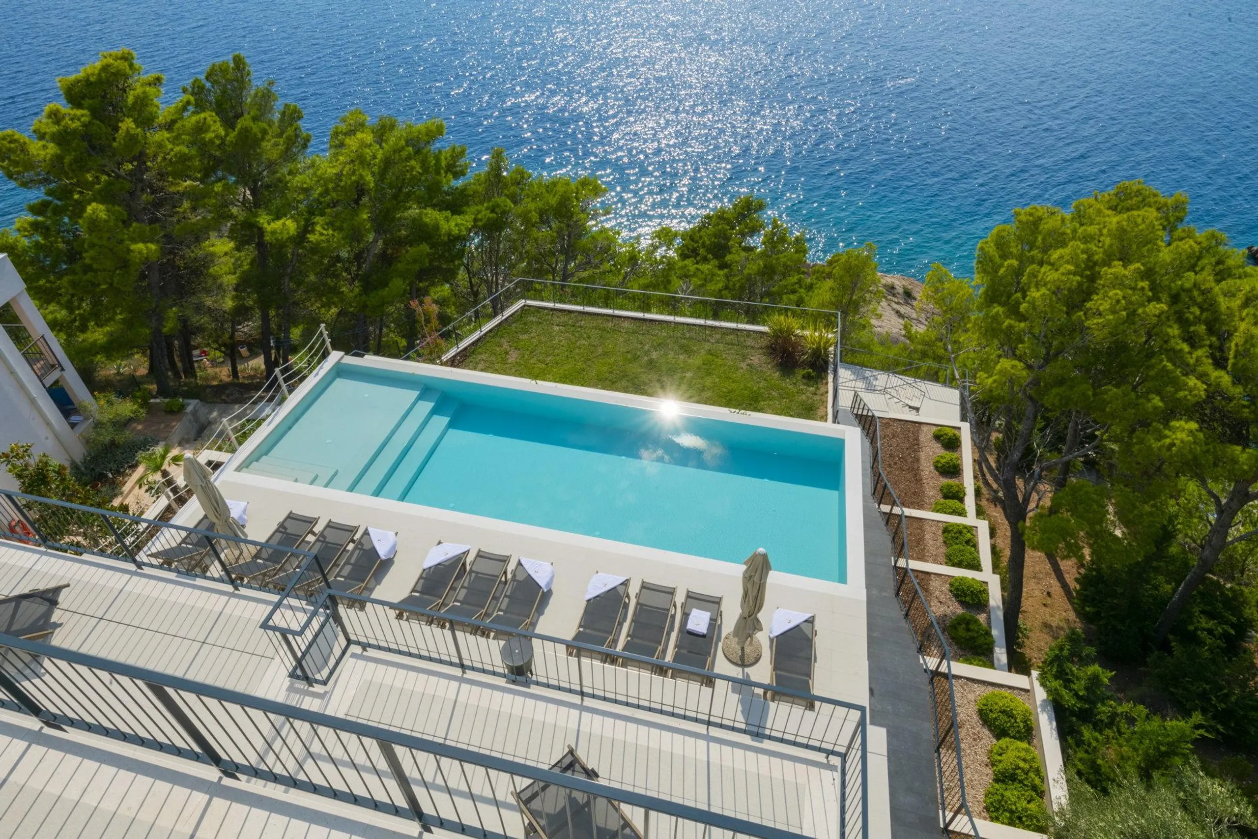 Luxurious Beachfront Villa with Infinity Pool and Elevator — photograph 11