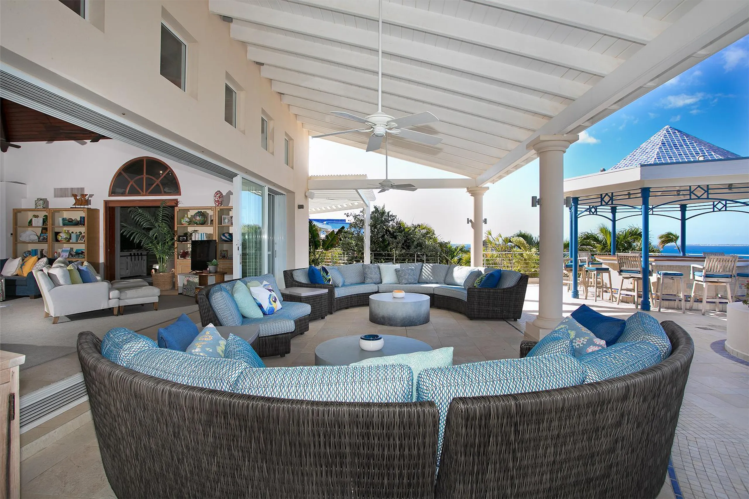 Clifftop Grand Compound with Infinity Pool and Panoramic Views  in St. Martin — photograph 12