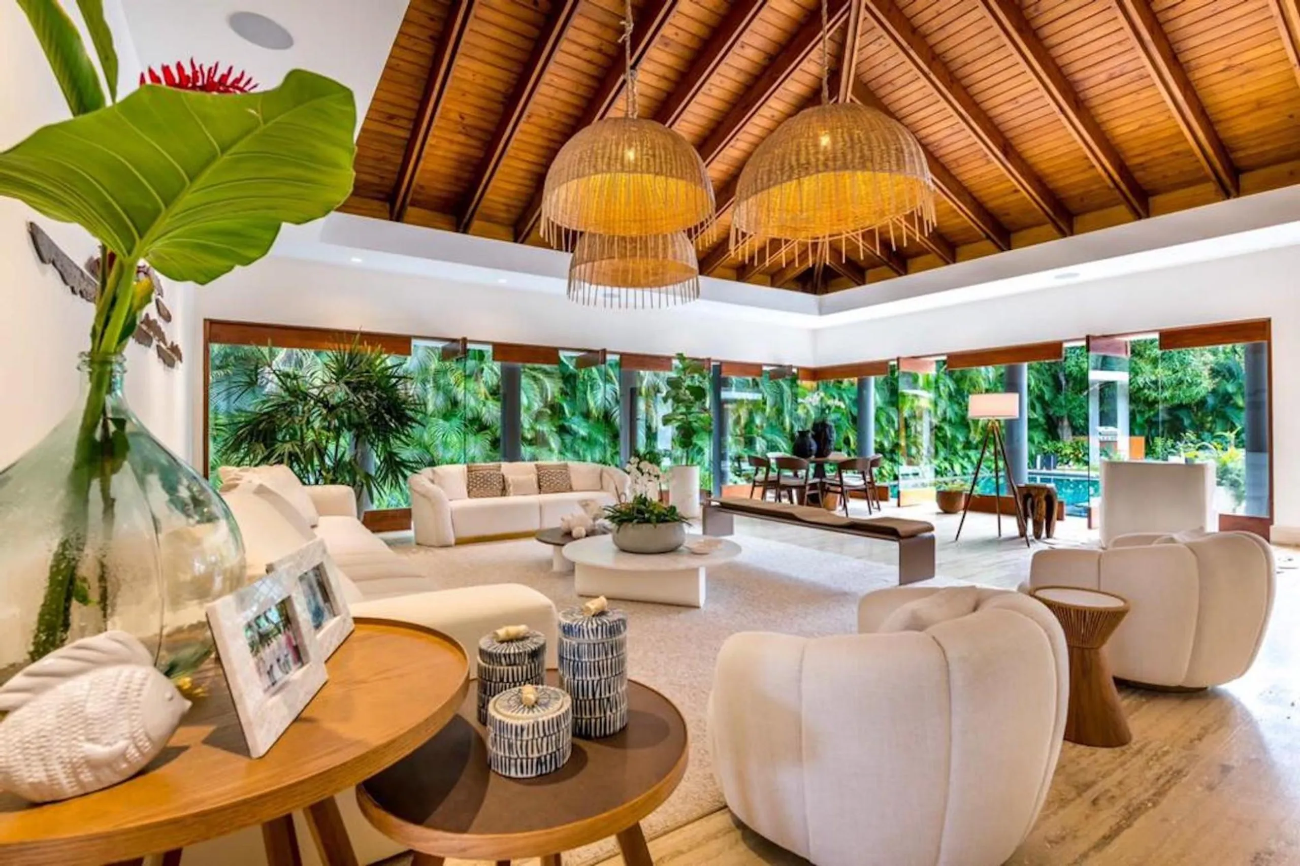 Serene Tropical Villa with Private Pool and Prime Location — photograph 5