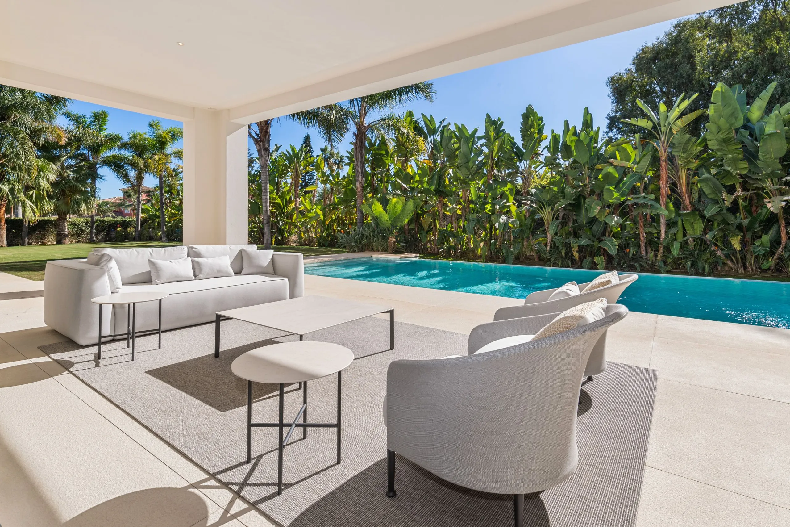Stately Contemporary Villa with Heated Pool, Cinema and Gym — photograph 3