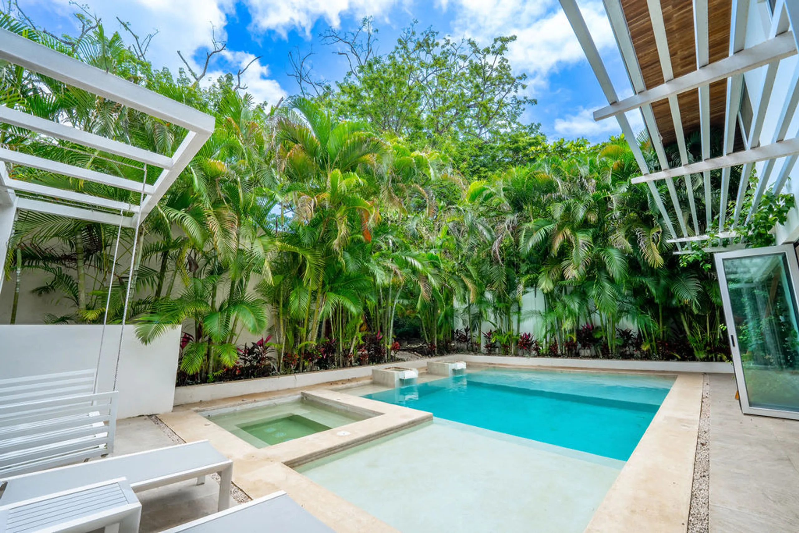 Spacious & Chic Villa with Private Pool, and Steps from Surf & Vibrant Town Life — photograph 12