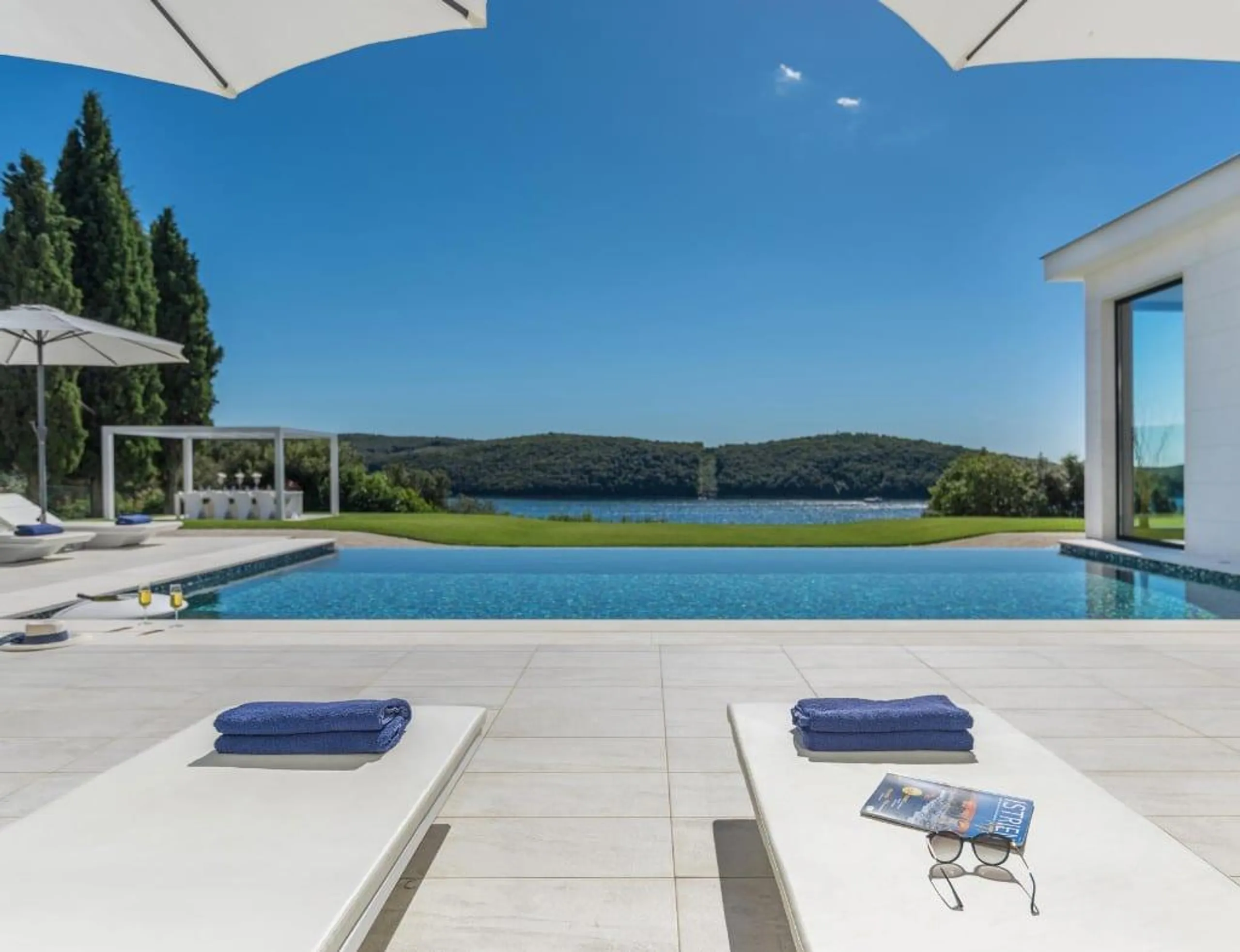 Spectacular 5-Star Villa with Private Infinity Pool, Spa, and Helicopter Access — photograph 3