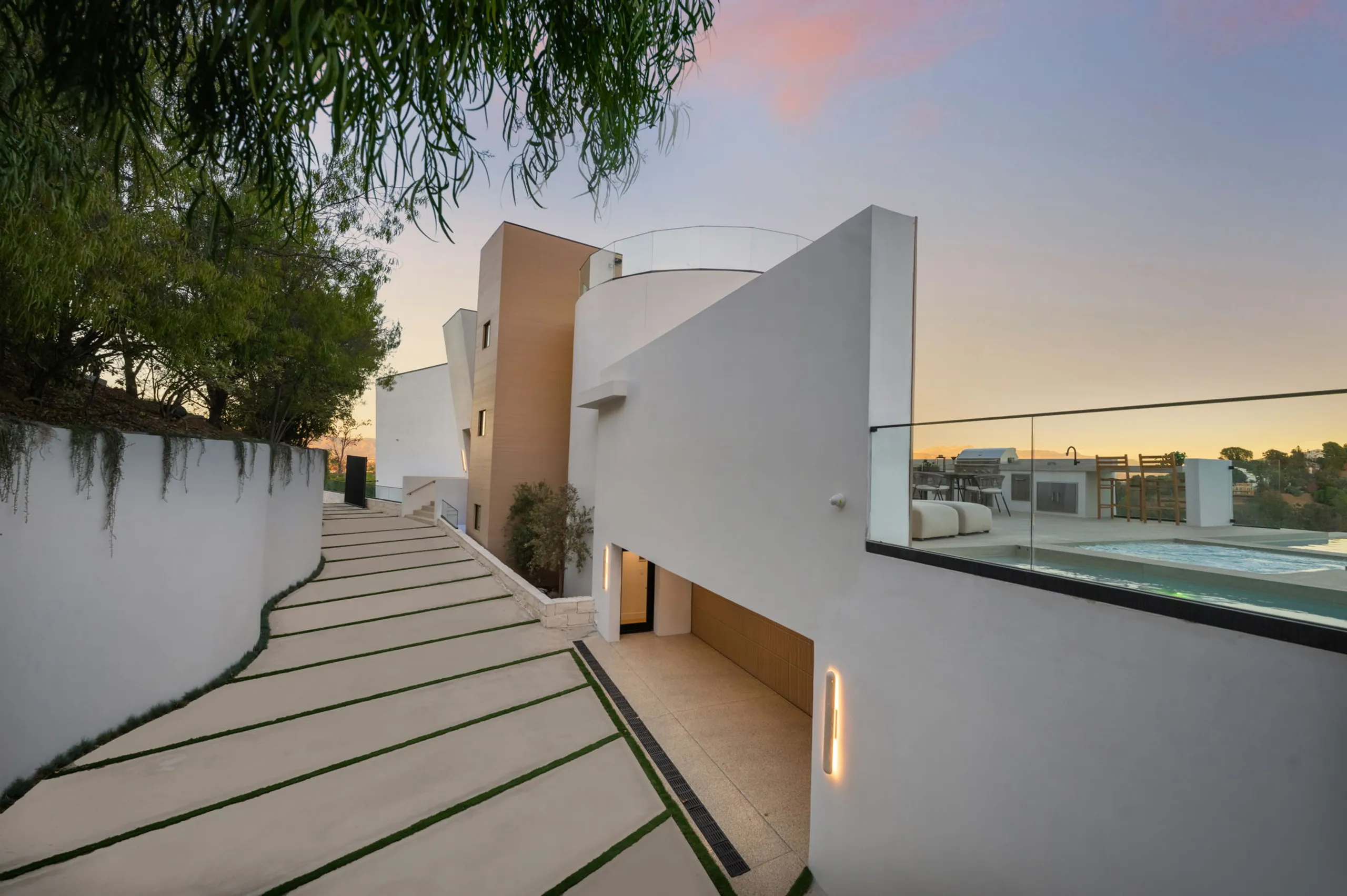Sophisticated Grand Villa with Infinity Pool, and Sweeping Valley Views — photograph 7