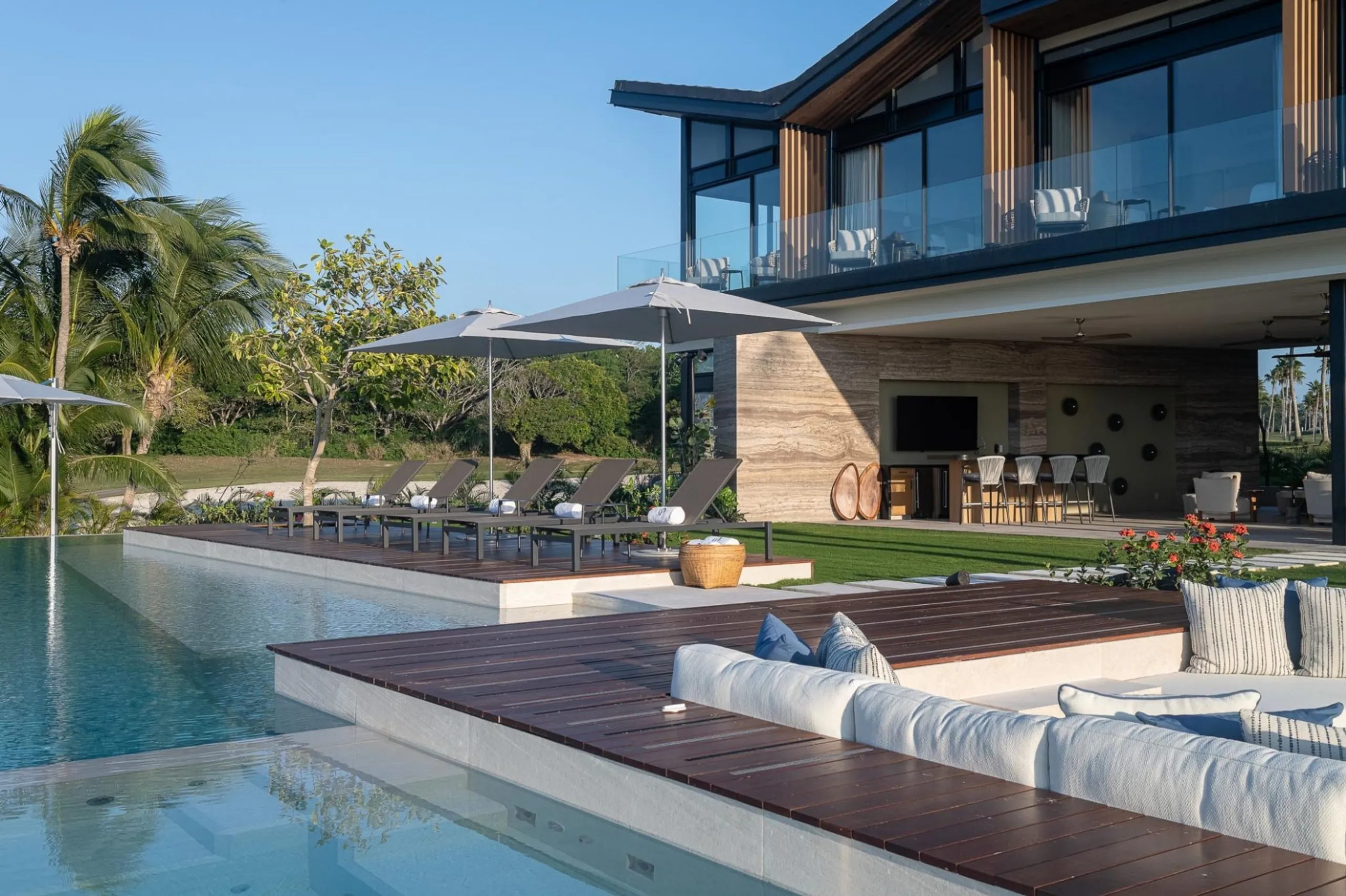 Oceanfront Pacifico Estates Villa with Private Pool and with Tail of the Whale Views — photograph 11