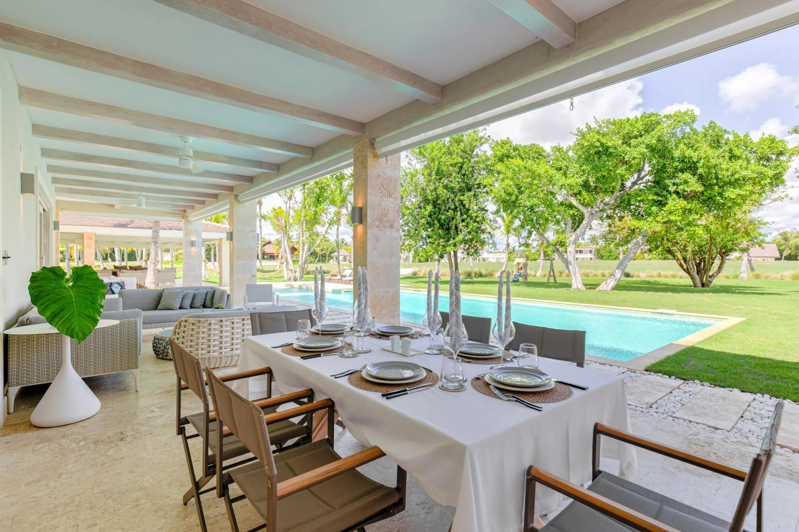 Gorgeous 6-Bedroom Villa with Private Pool Golf Course Views and Stunning Outdoor Spaces — photograph 4