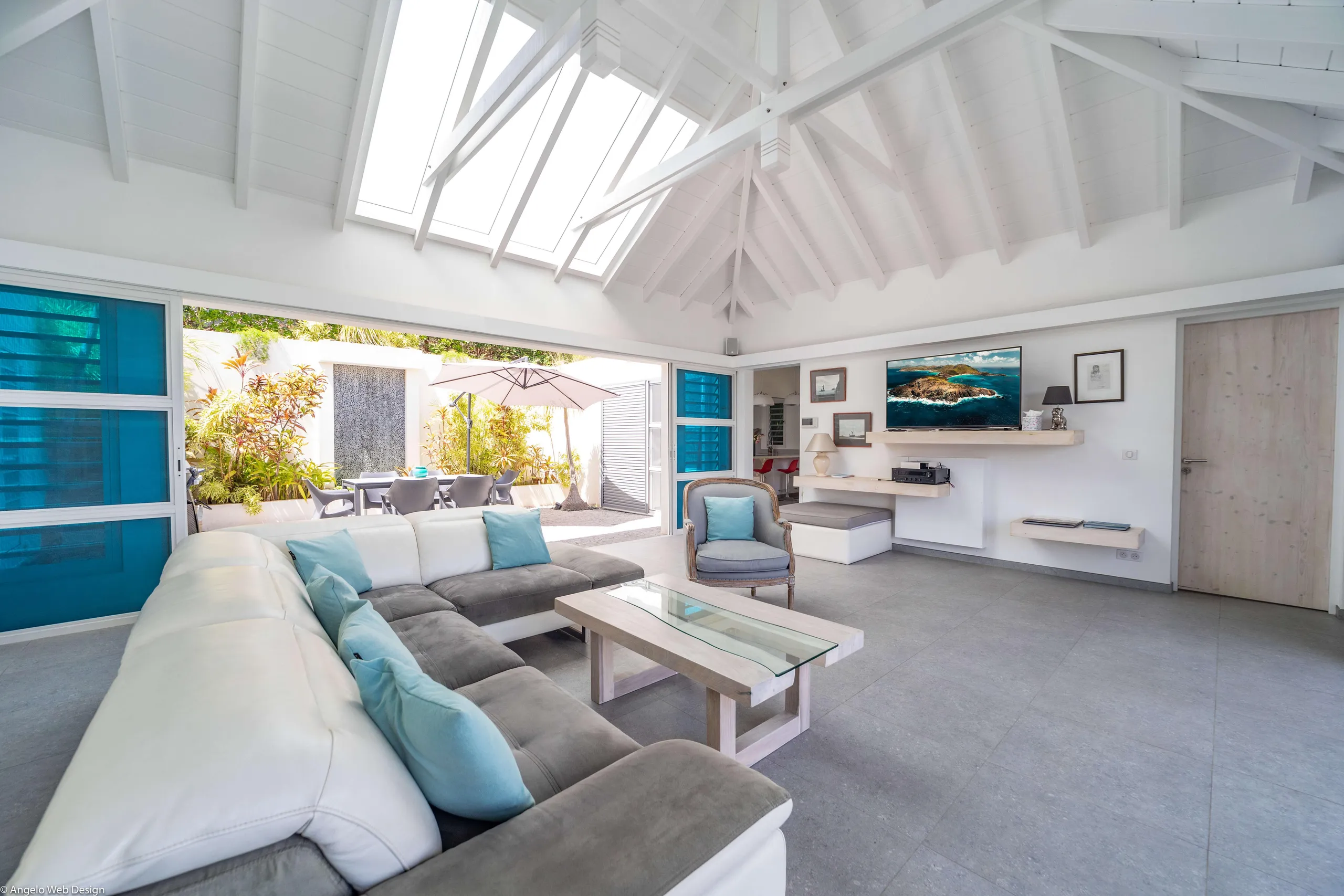 Modern and Aesthetic Styled Villa with Private Pool and Sea View — photograph 8