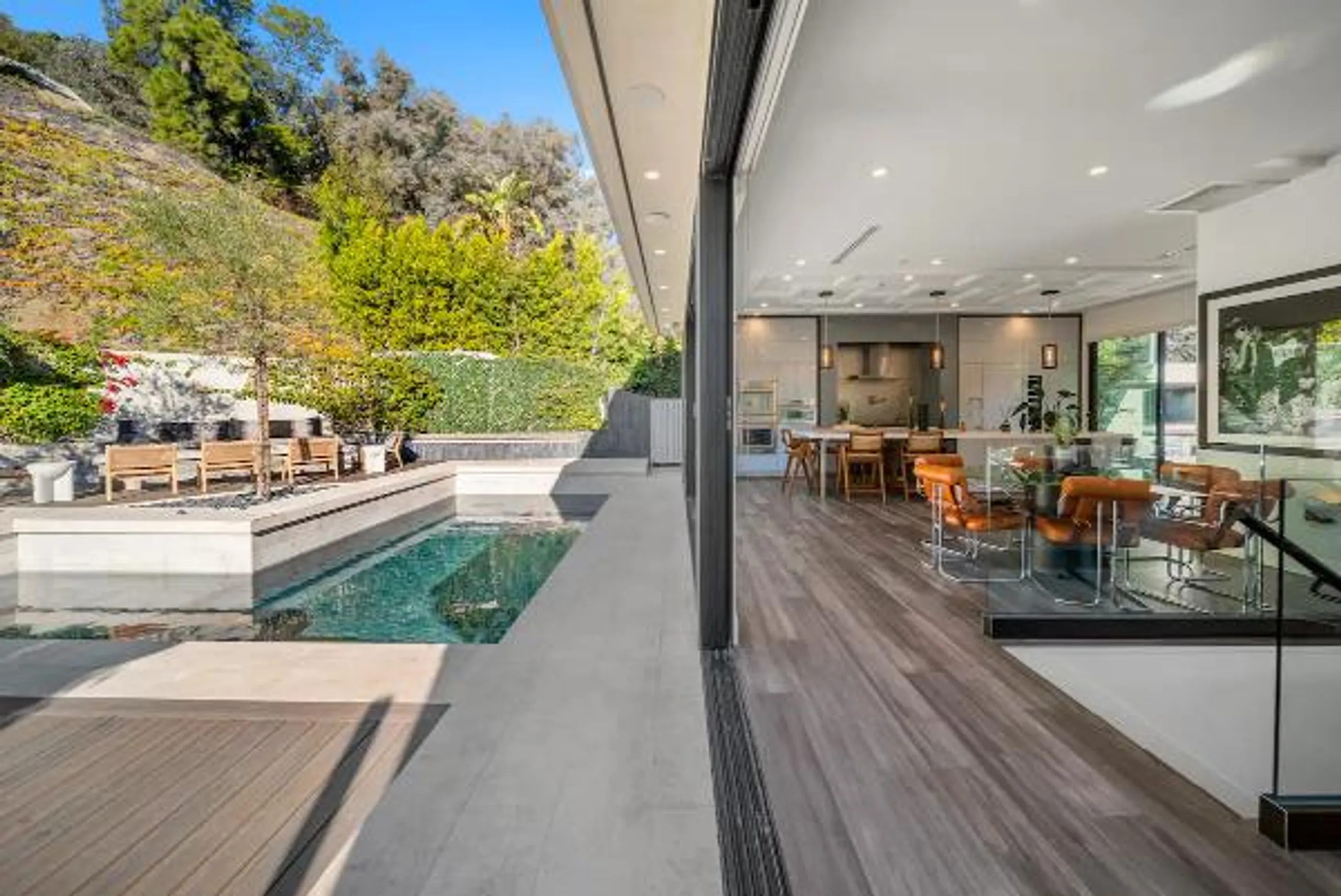 Grandiose Estate with Private Pool and Indoor-Outdoor Living — photograph 11