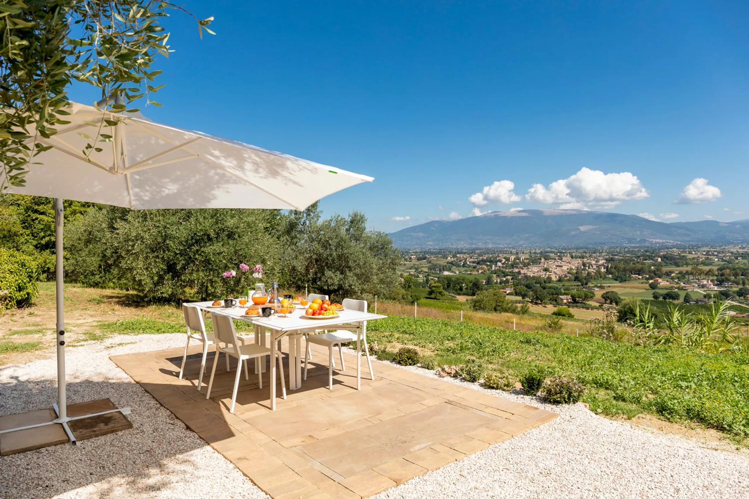 Historic Umbrian Villa with Private Pool and Gardens — photograph 4