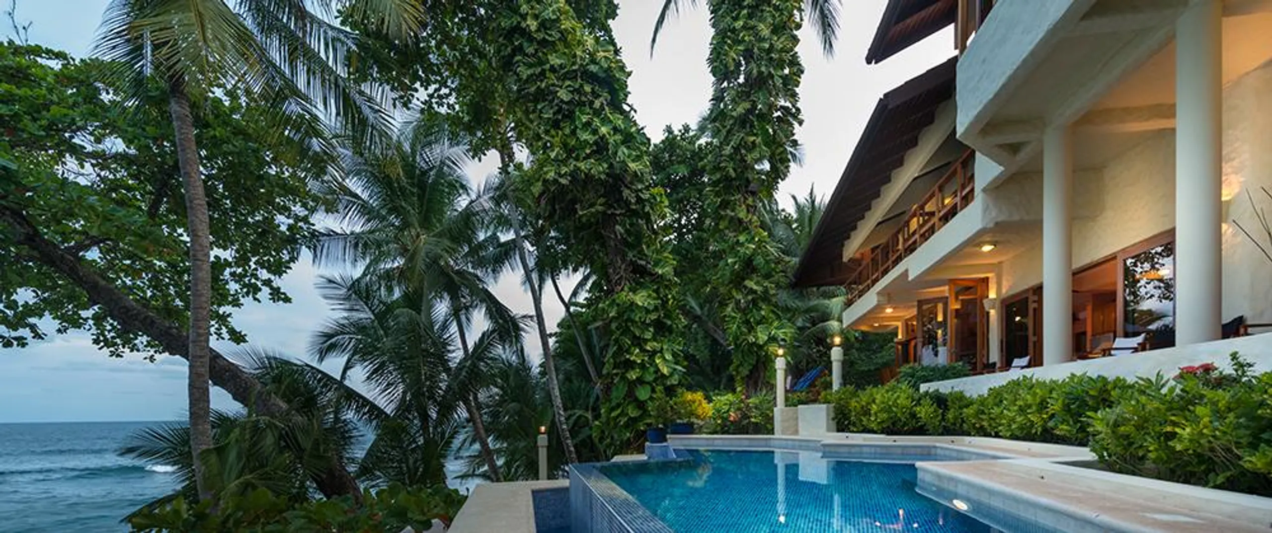 Whispering Waves Luxury Retreat with 4BR-Infinity Pool and Walks to Beach — photograph 2