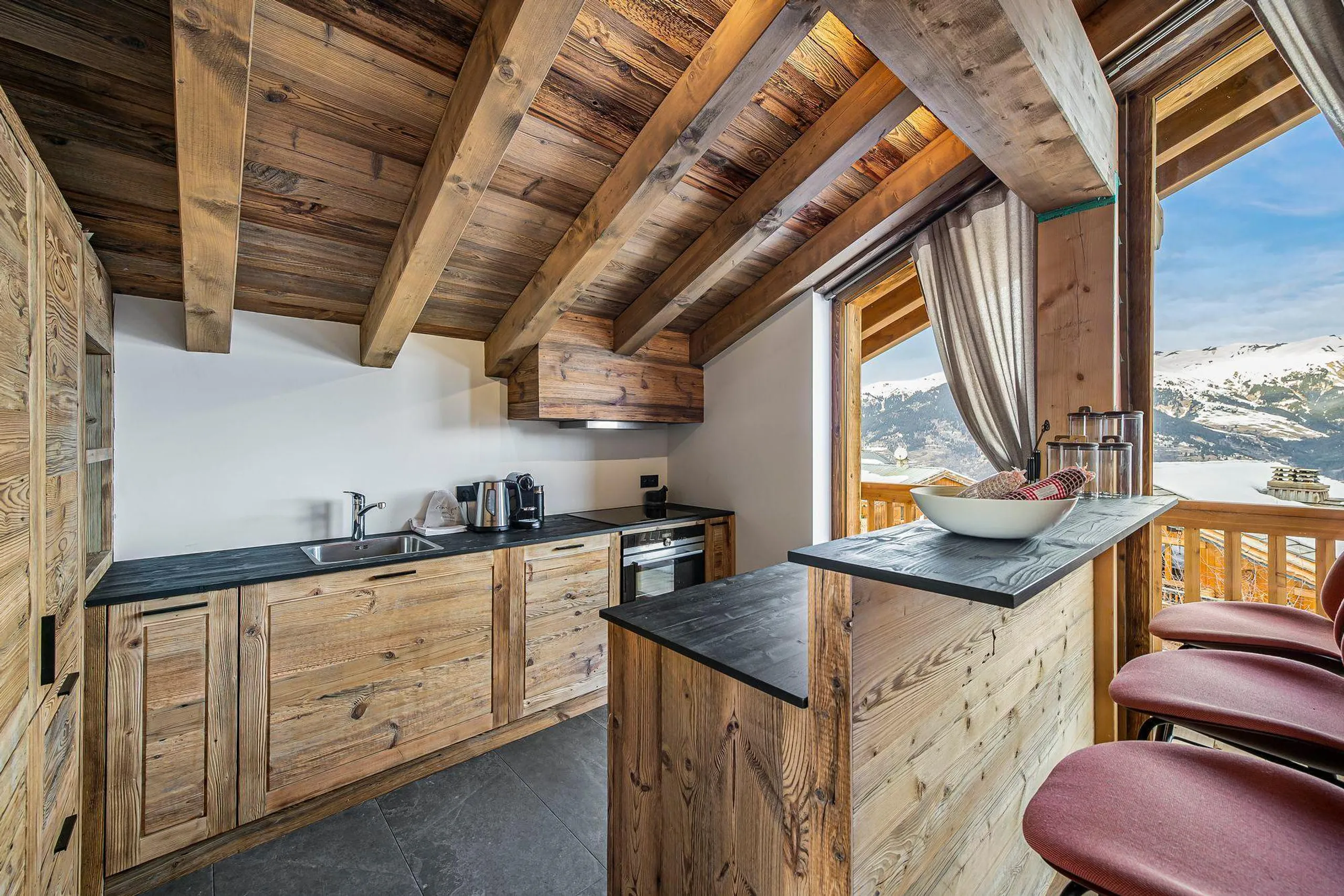 Ornate Alpine Retreat with Modern Amenities and Panoramic Views of the Surrounding Mountains — photograph 8