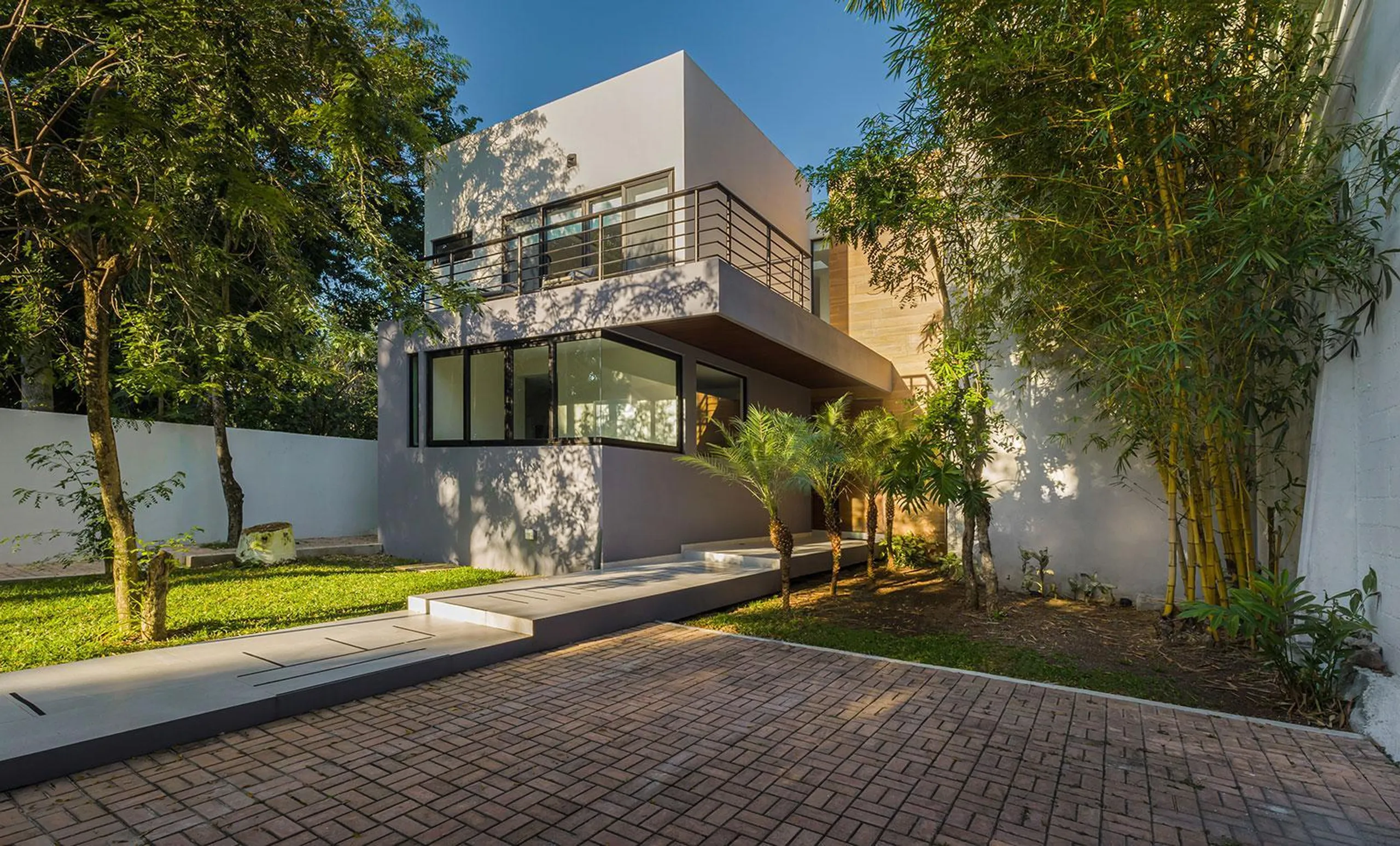 Modern Architectural Estate with Private Pool and Dock Access — photograph 2