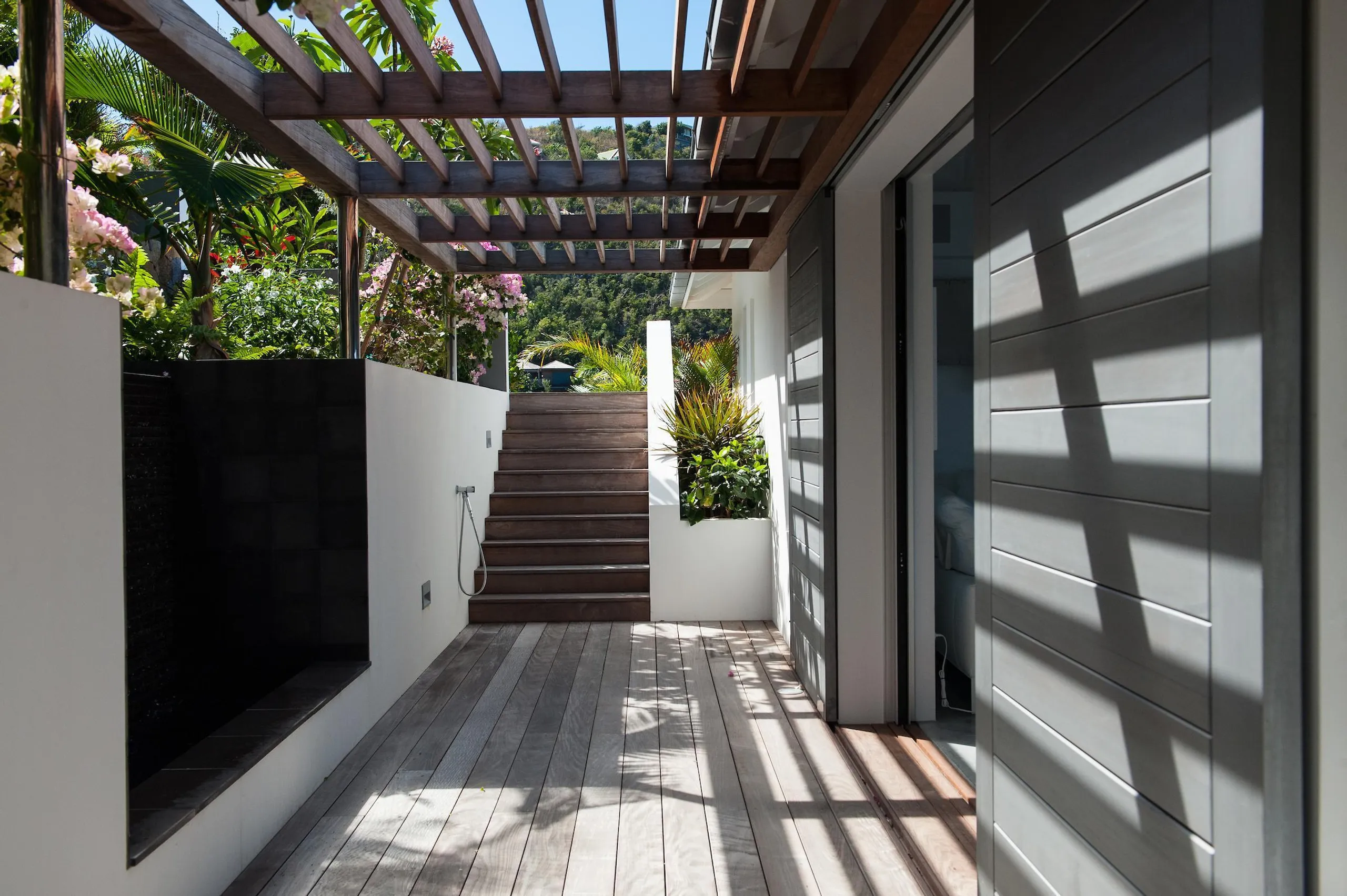 Glamorous Oceanside Villa with Infinity Pool and Zen Garden — photograph 6