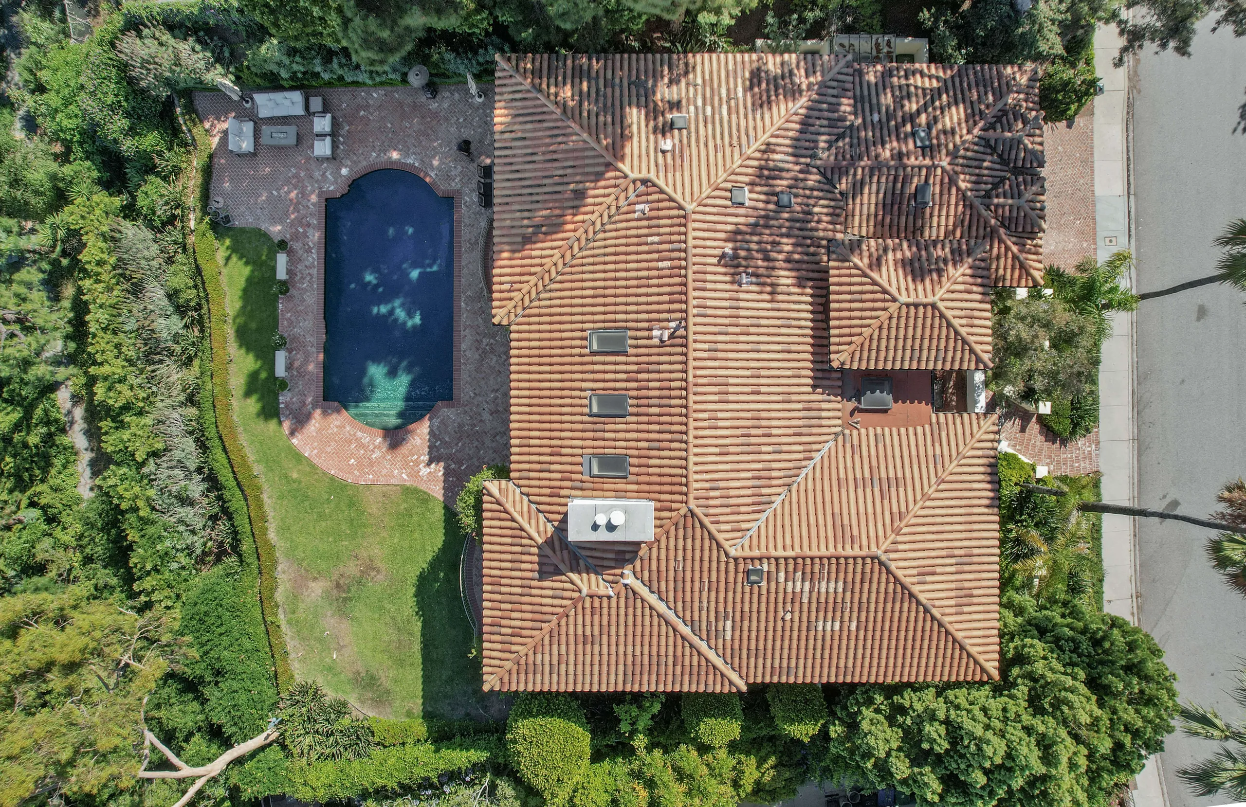 Timeless Bel Air Sanctuary with City Views, Pool & Grassy Grounds — photograph 5