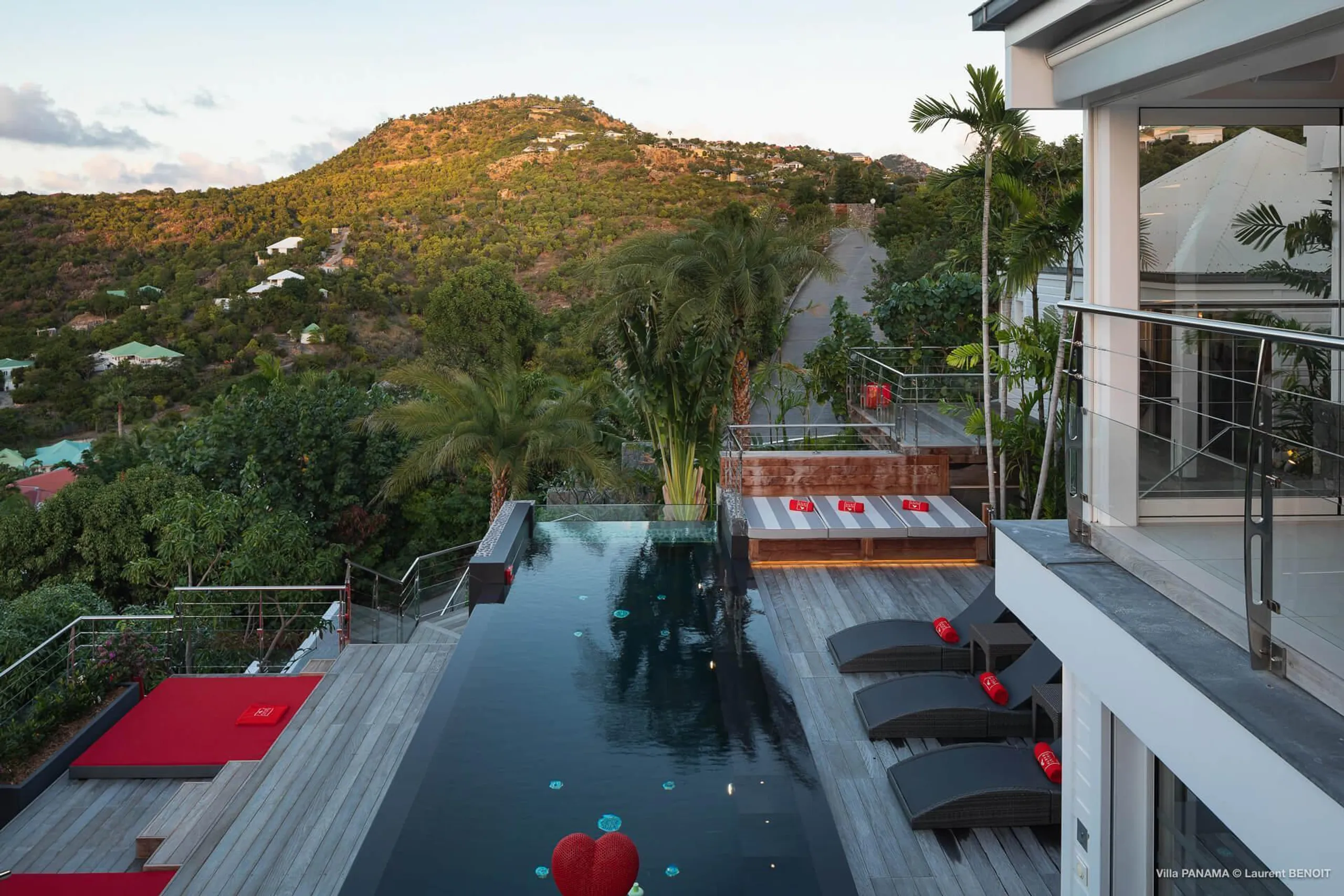 Exclusive Haven Villa with Heated Infinity Pool and Stunning Ocean Views — photograph 9