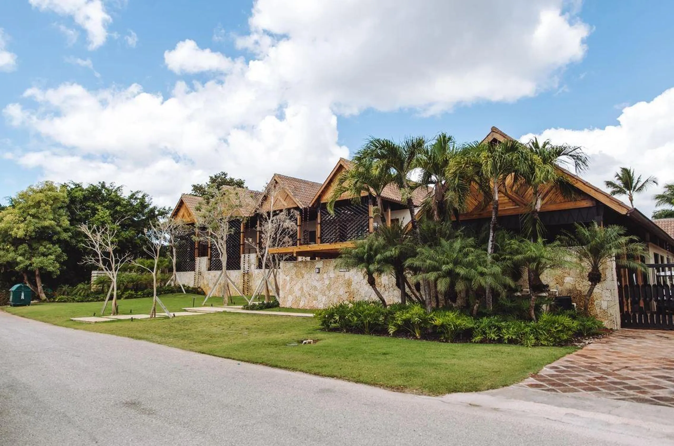 Serene Eight-Bedroom Villa with Infinity Pool and Minitas Bay Views — photograph 5