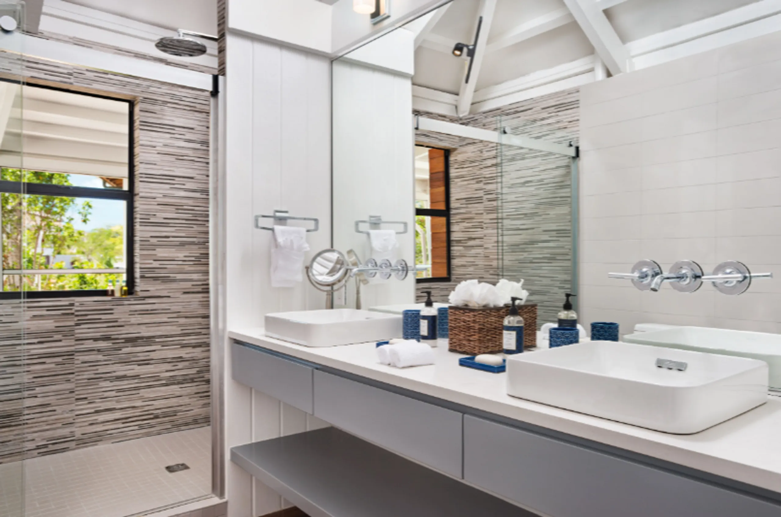 Timeless Beach House Experience with Stunning Views of Shimmering Sea — photograph 8