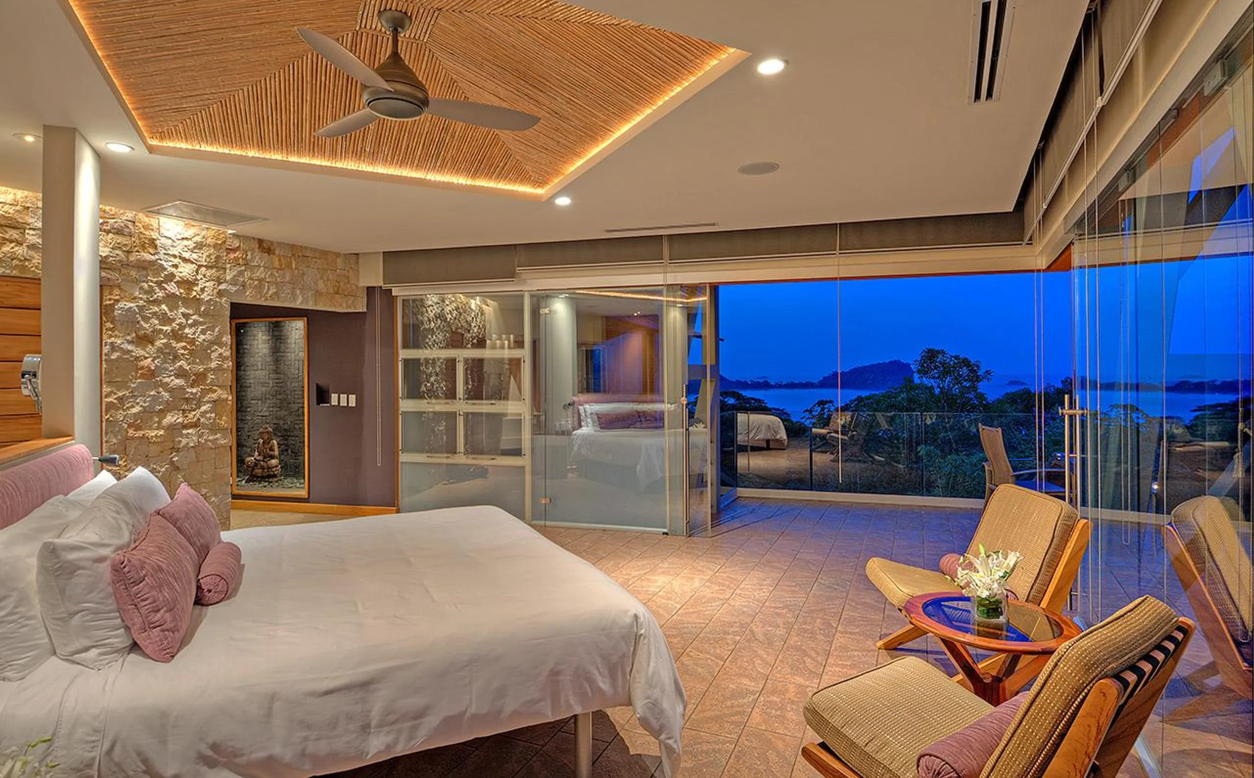Breathtaking Villa with Infinity Pool and 180-Degree Pacific Ocean View — photograph 4
