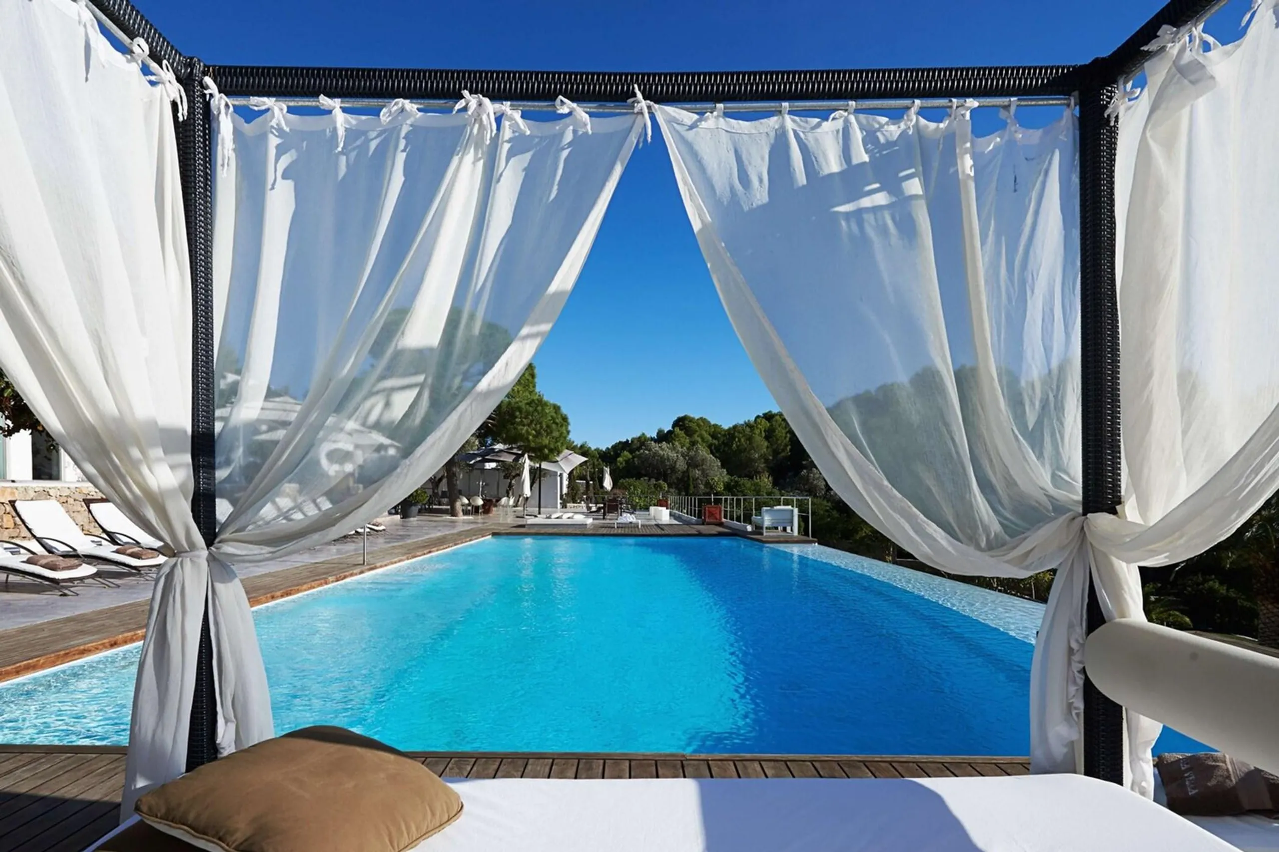 Gleaming Luxury Villa with Pool and Spectacular Views of Talamanca Bay — photograph 3