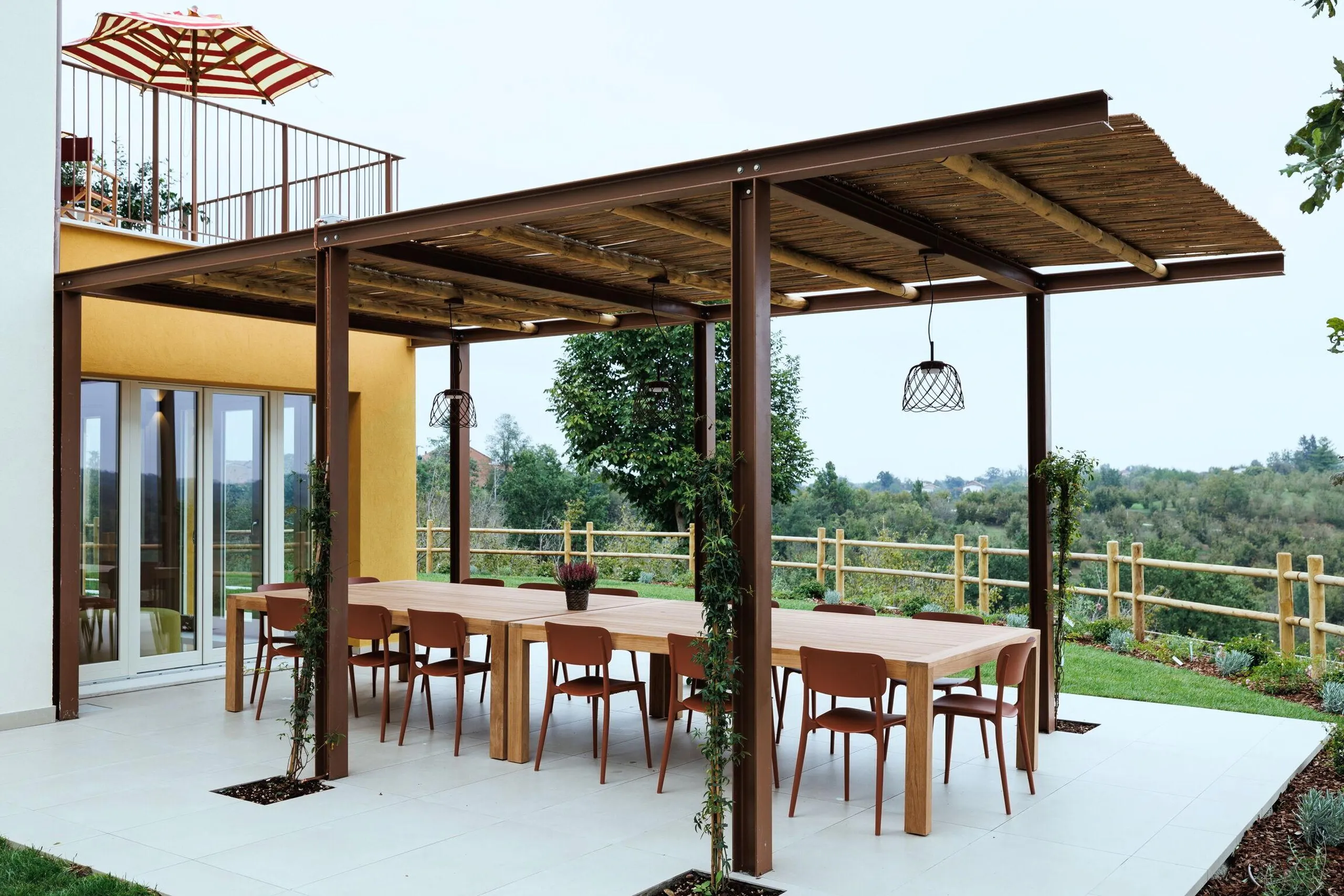 Imposing Italian Estate with Invigorating Pool and Dining Al-Fresco — photograph 4