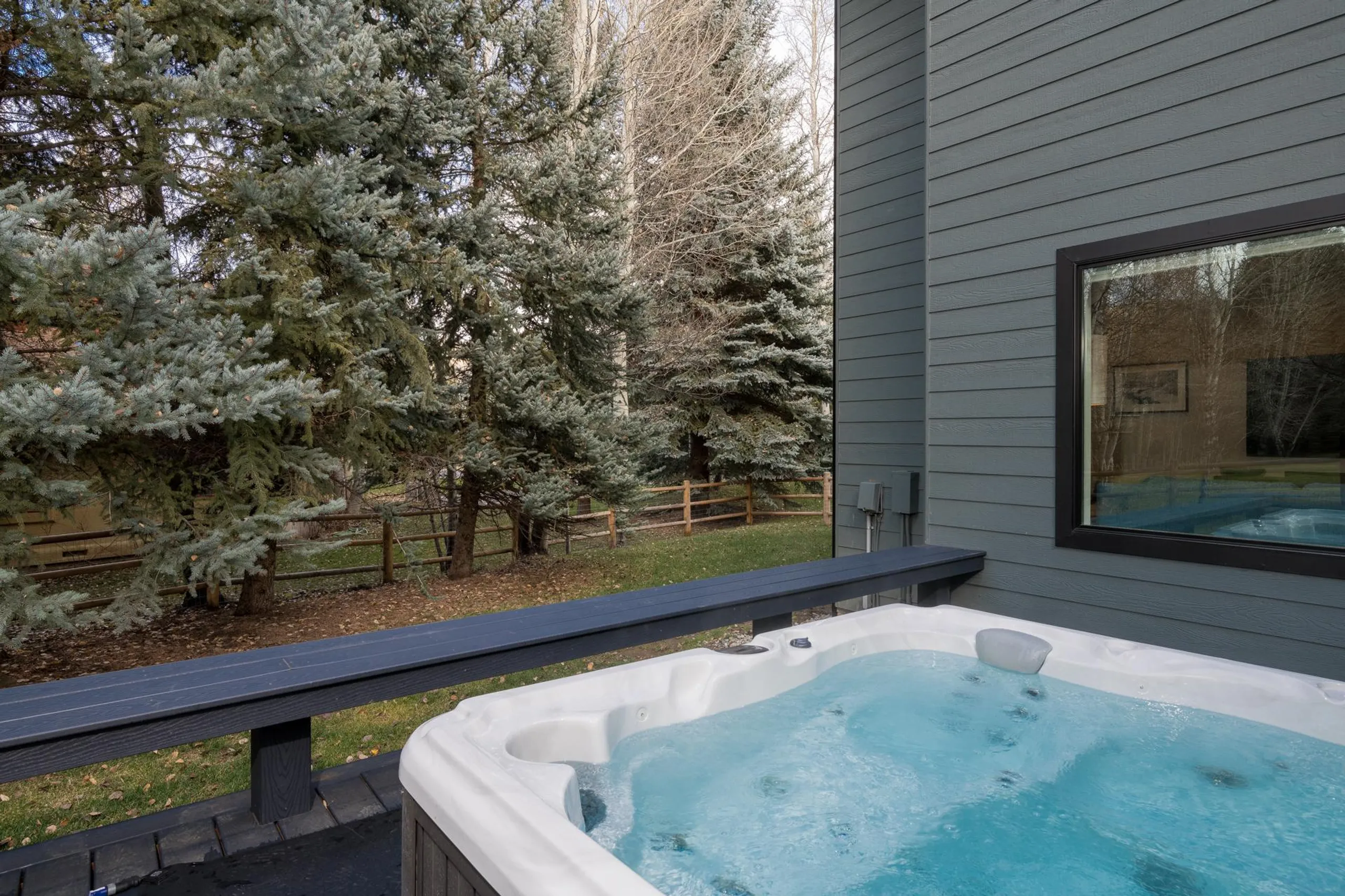 Deluxe Mountain Retreat with Jacuzzi — photograph 3