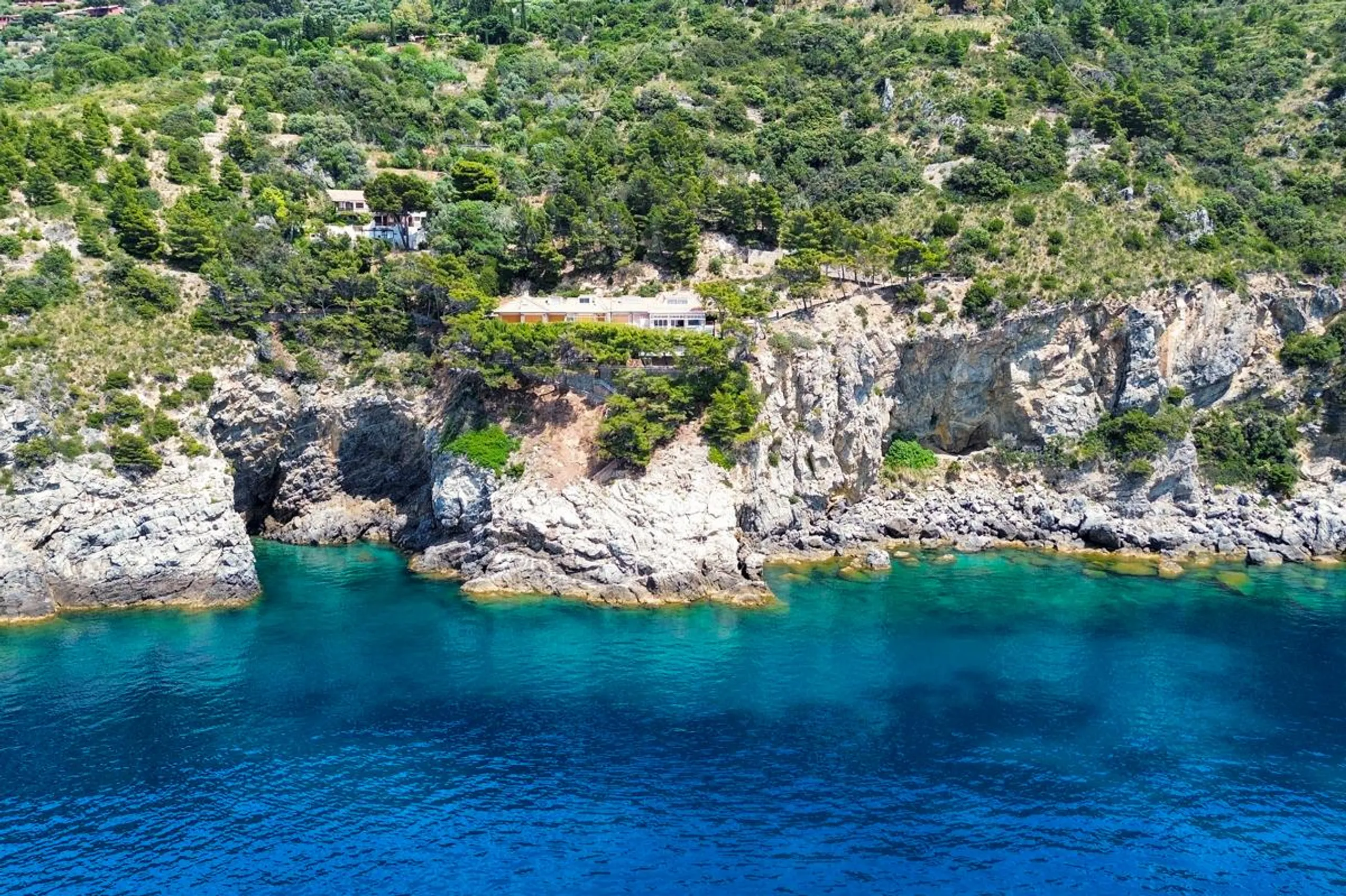 Resplendent Cliffside Villa with Magnificent Ocean Views and Patio — photograph 11