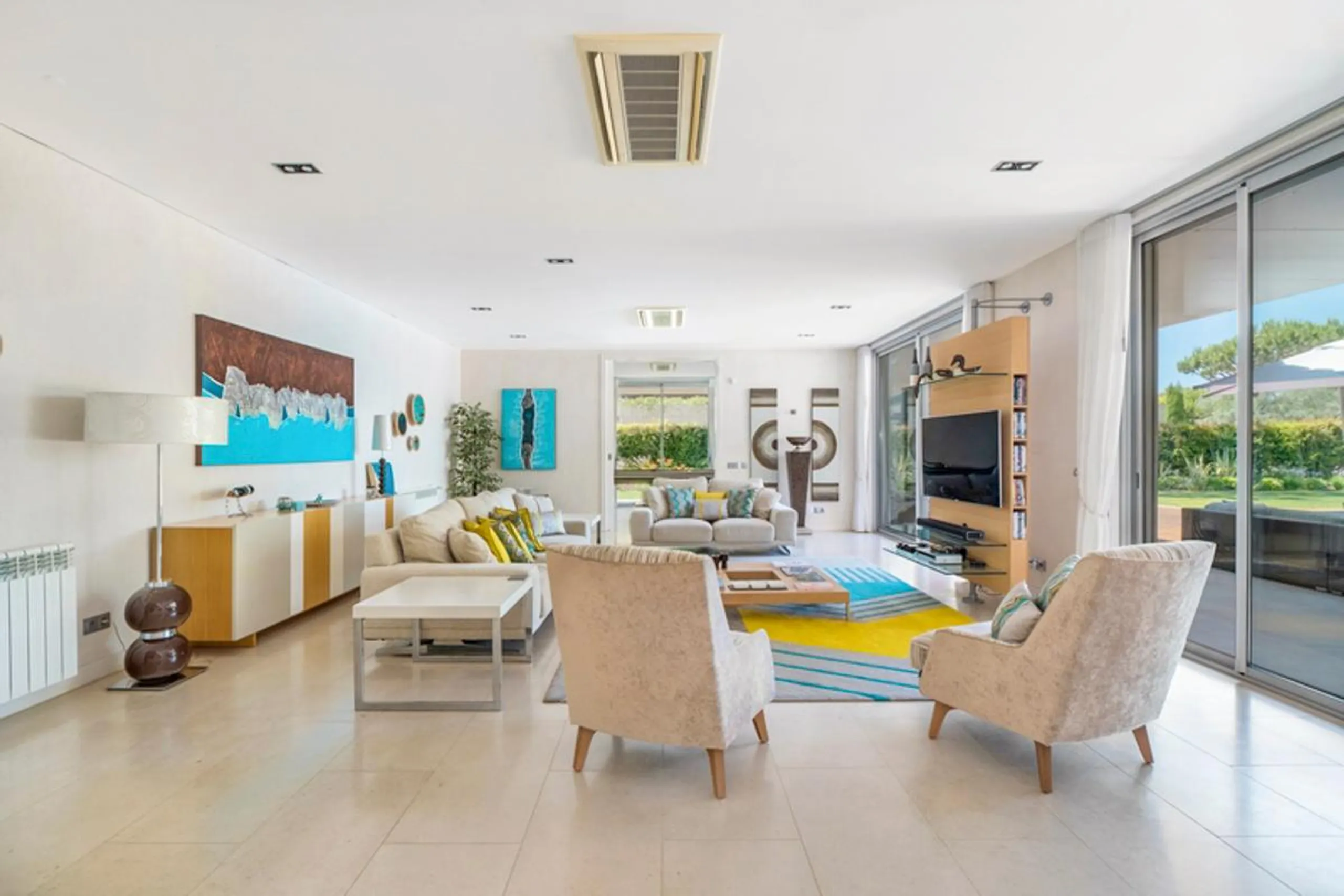 Lavish 5-Bedroom Villa with Private Pool, Golf Course Views and Modern Amenities — photograph 9