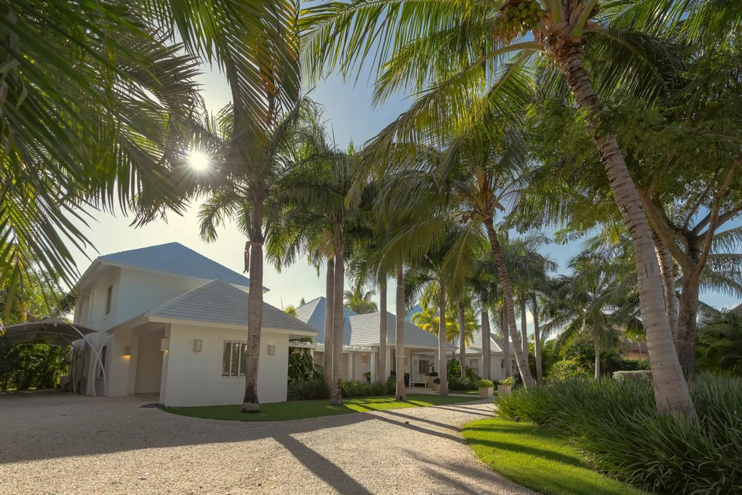 Breathtaking Luxury Villa with Private Beach — photograph 7