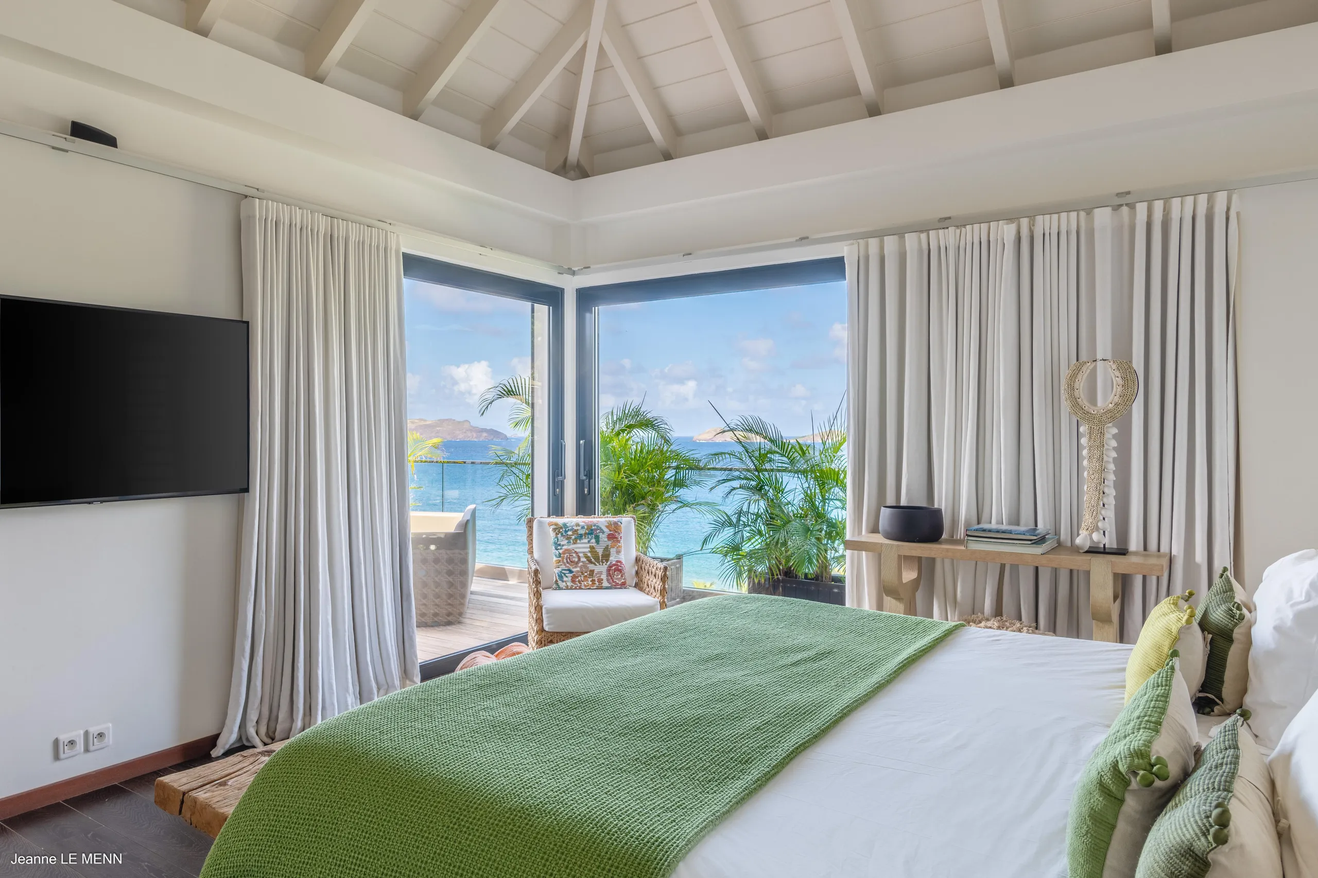 Breathtaking Beachfront Villa with Infinity Edge Pool and Patio Dining — photograph 7