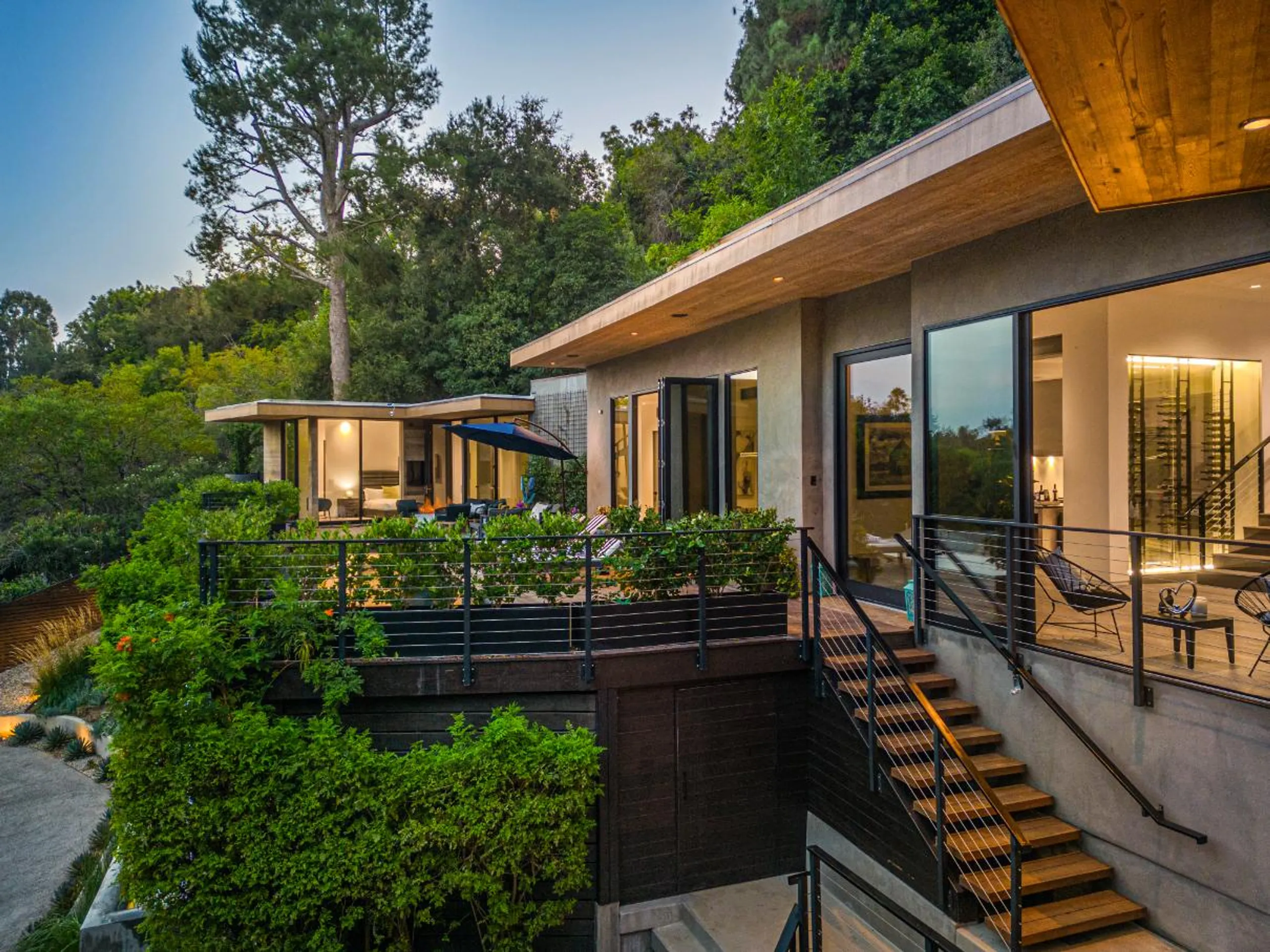 Gorgeous Beverly Hillside Retreat with Infinity Pool and Views — photograph 10