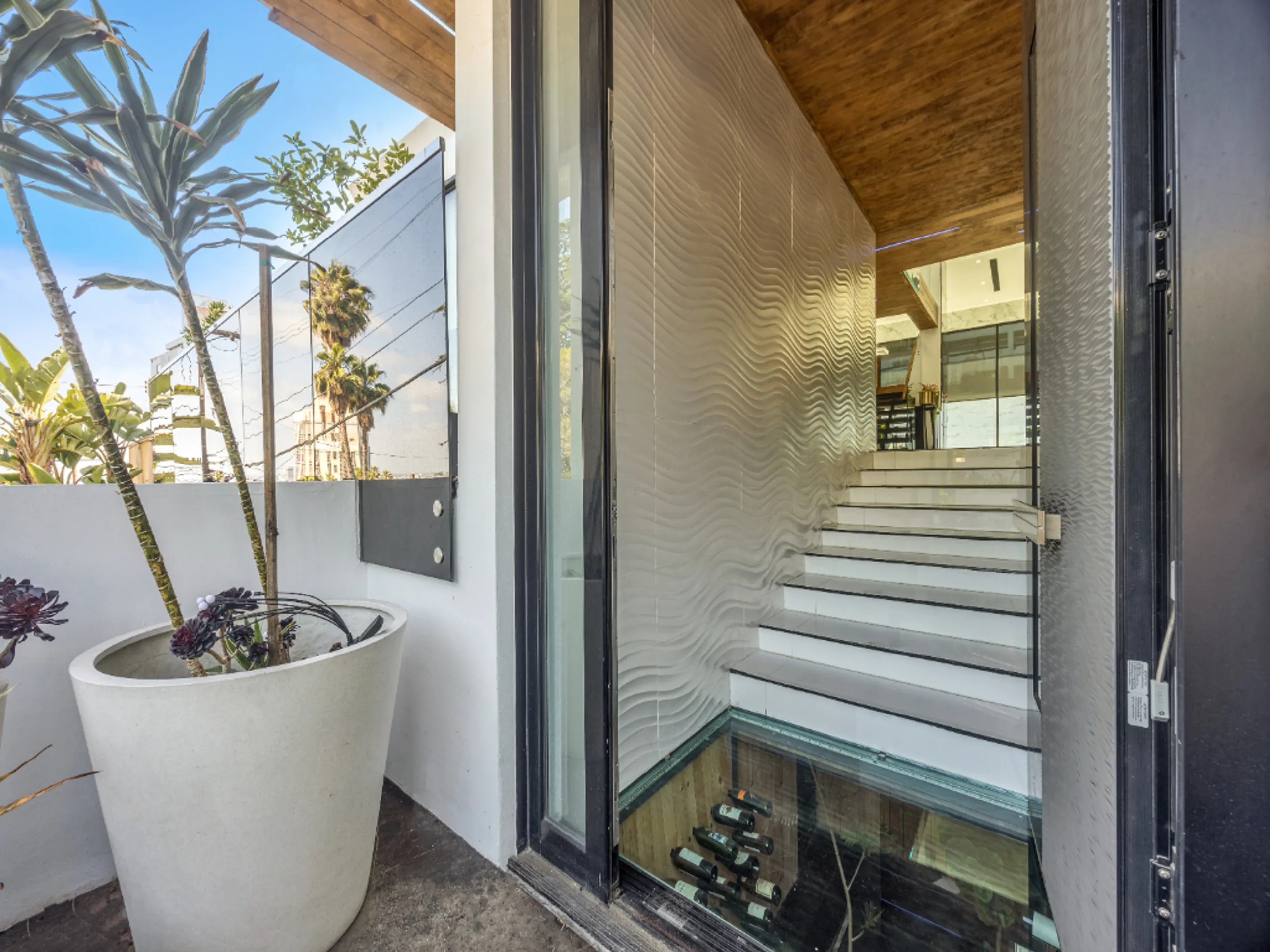 Regal 4BR Hollywood Villa with Amazing Amenities — photograph 7