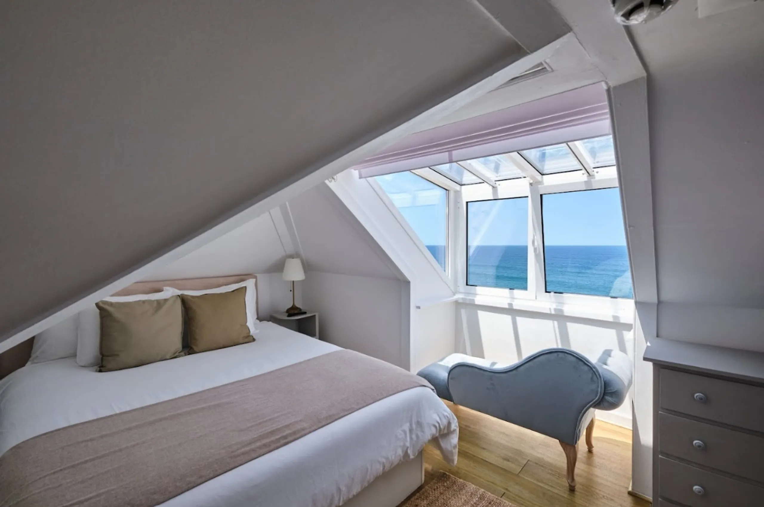 Invigorating Cliffside Villa with Majestic Atlantic Ocean Views — photograph 10