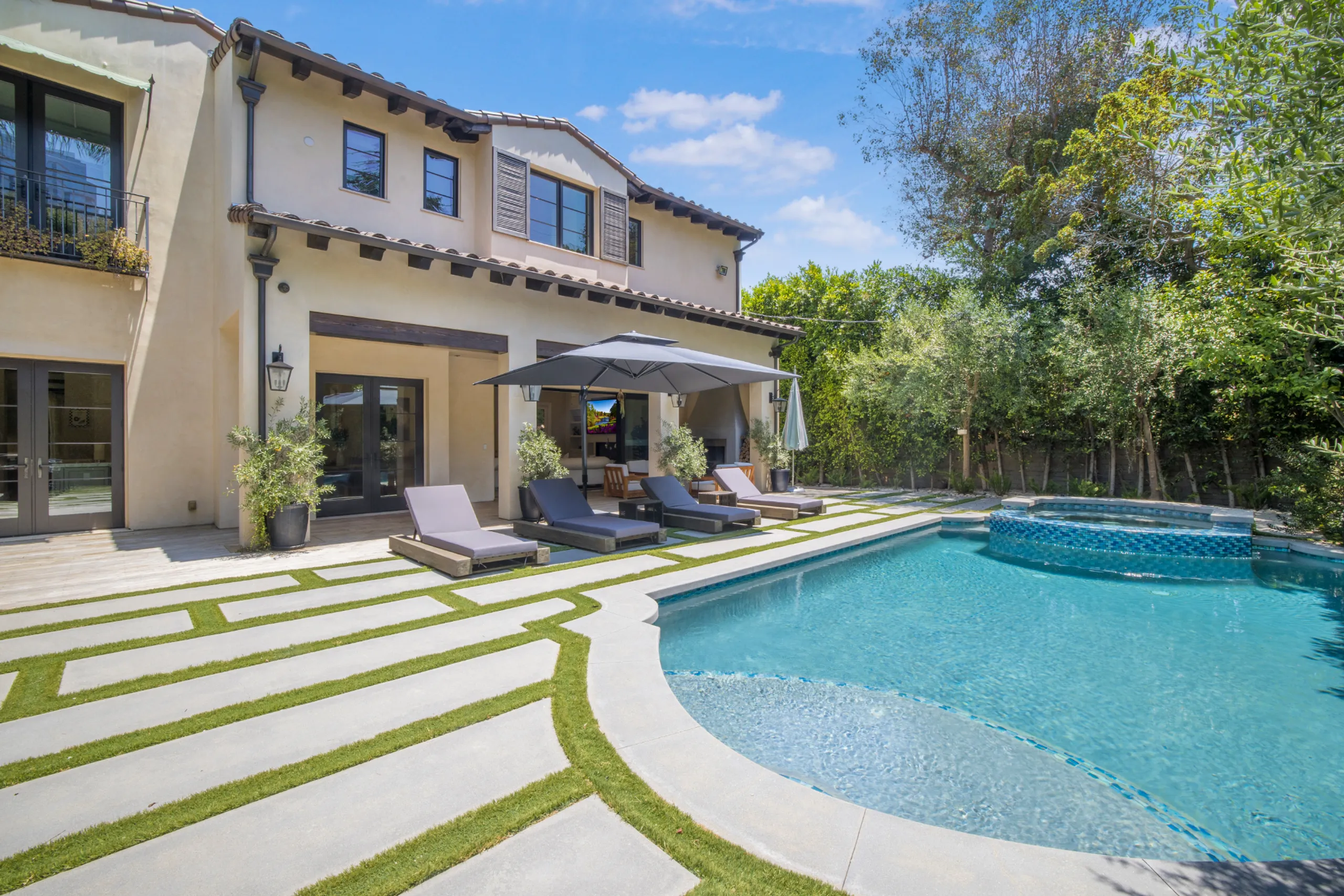 Beautiful Beverly Hills Mansion with Private Pool — photograph 6