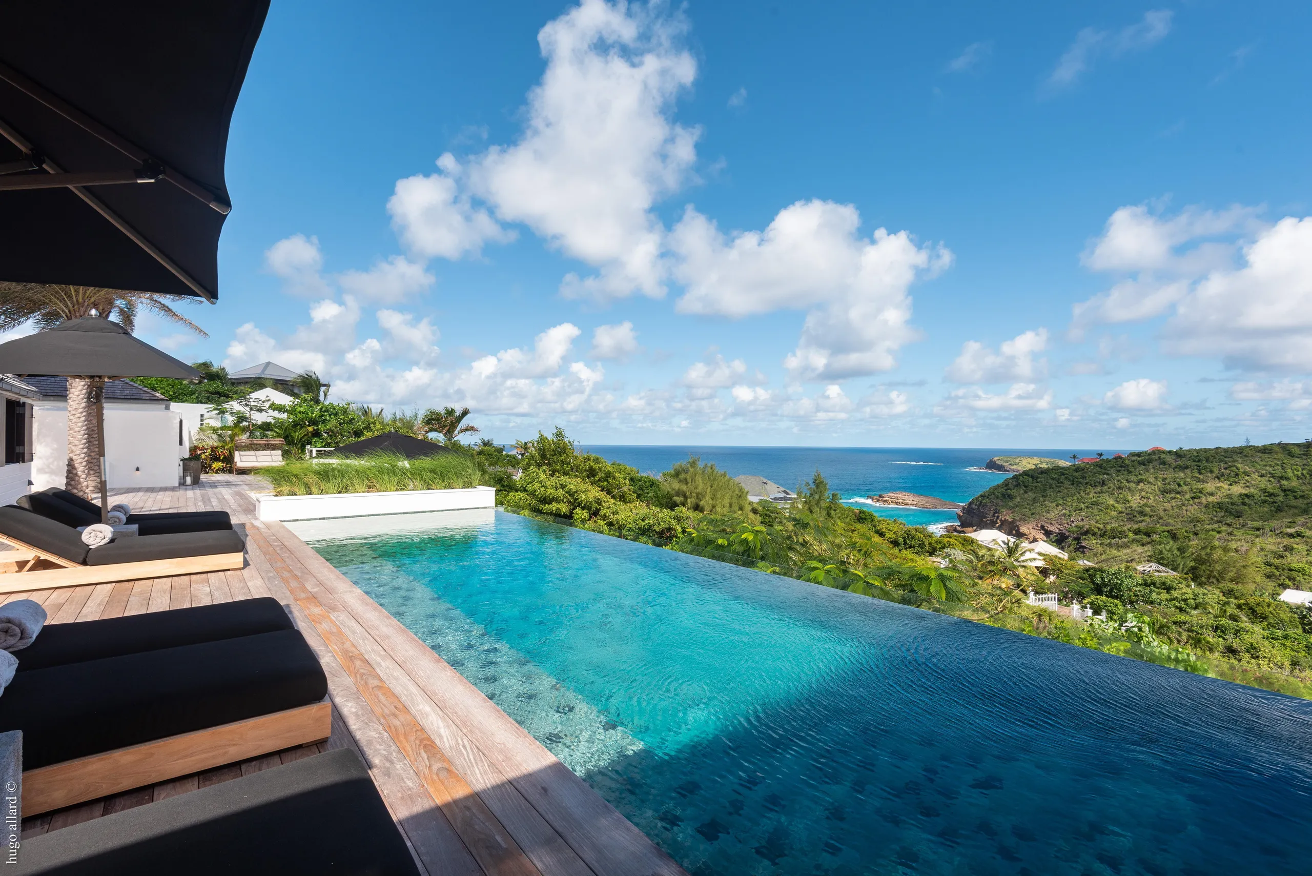 Glamorous Paradise Estate with Infinity Pool and Backyard Lounge, Pointe Milou