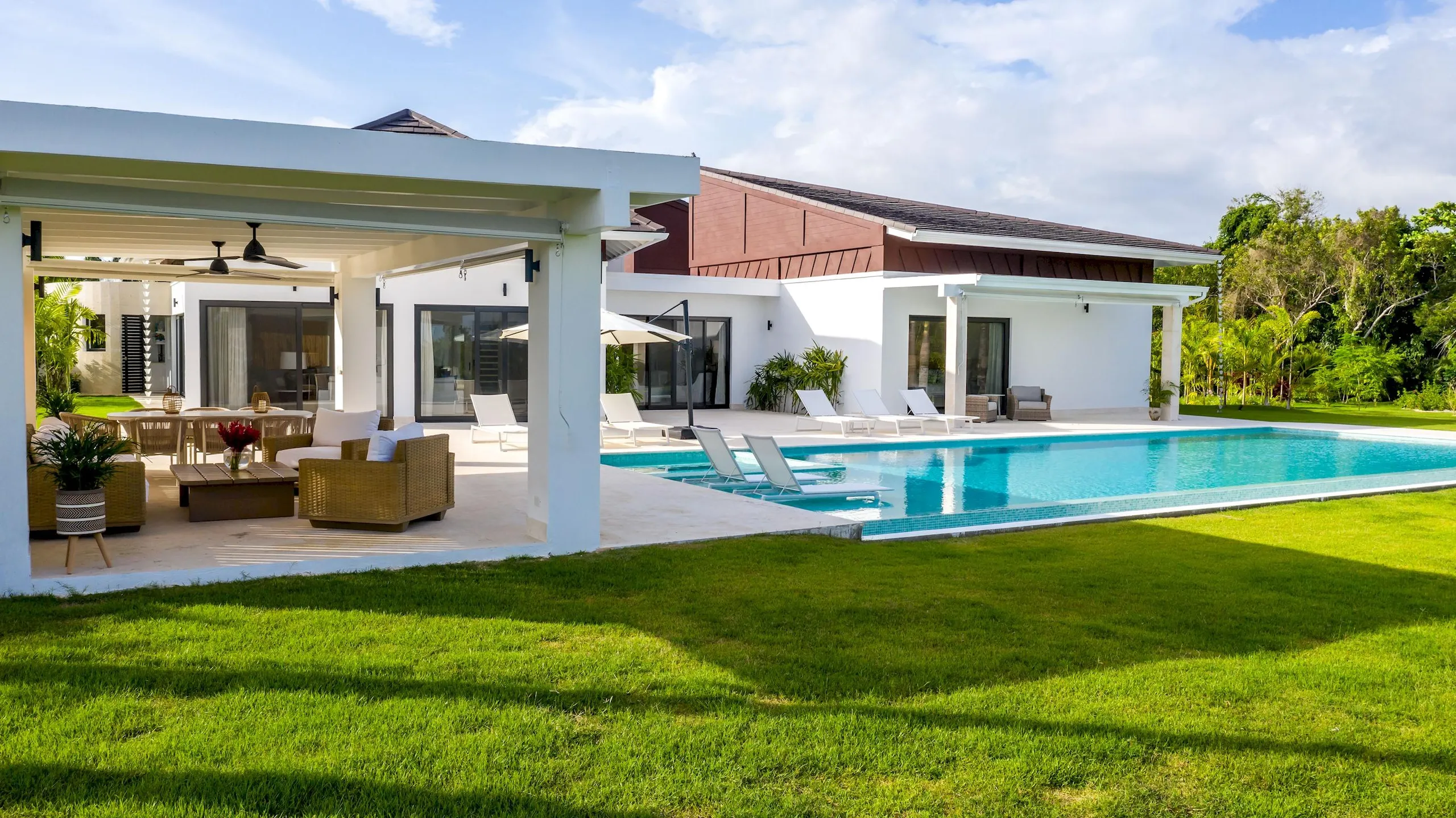 Sumptuous Paradise Estate with Private Pool and Fitness Room — photograph 2