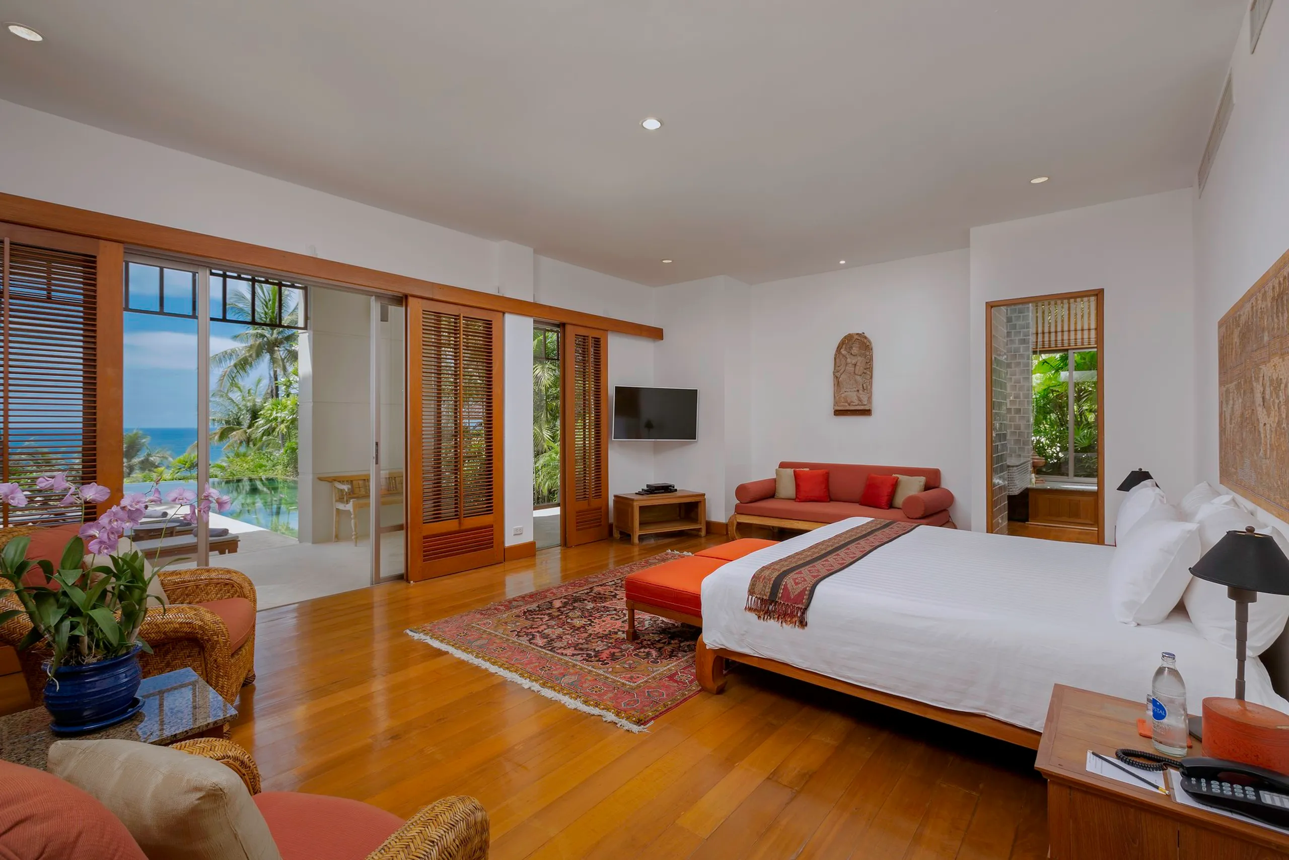 Majestic Bali Villa with Infinity Pool — photograph 11