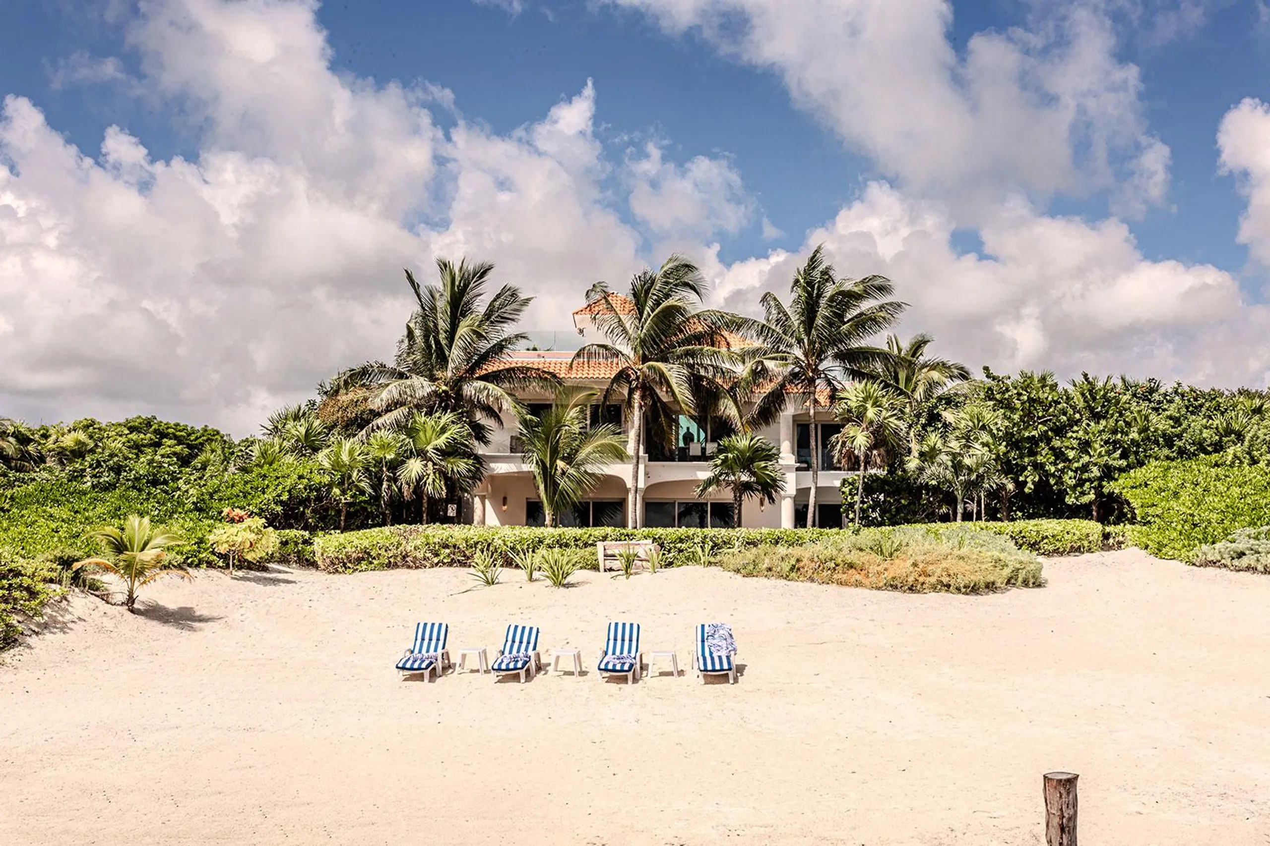 Rustic-Chic Oceanfront Villa with Pool Tables, Jacuzzi, and Direct Beach Access — photograph 4