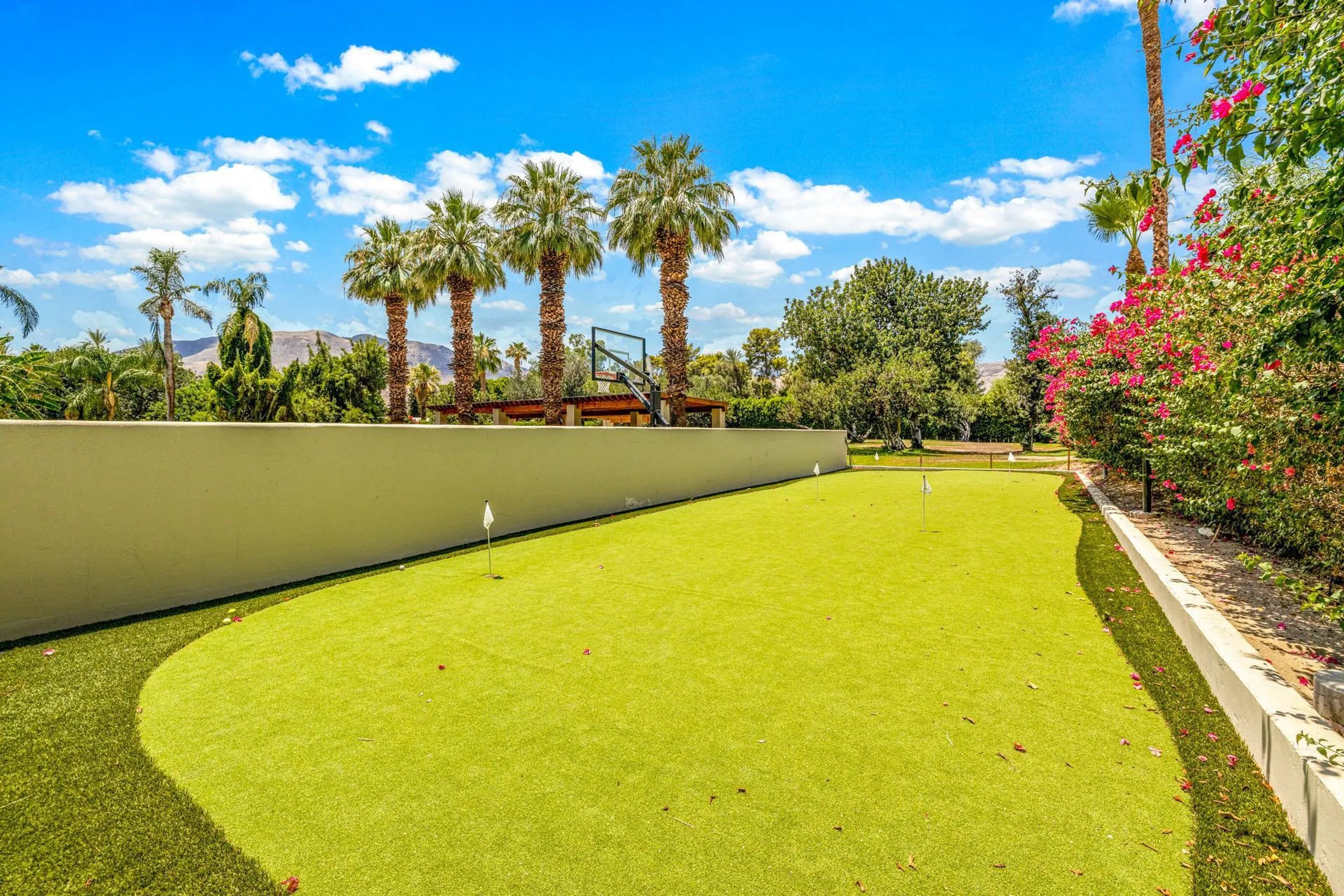 Perfection Estate with Private Pool, Tennis Court, and Golfing Green — photograph 7