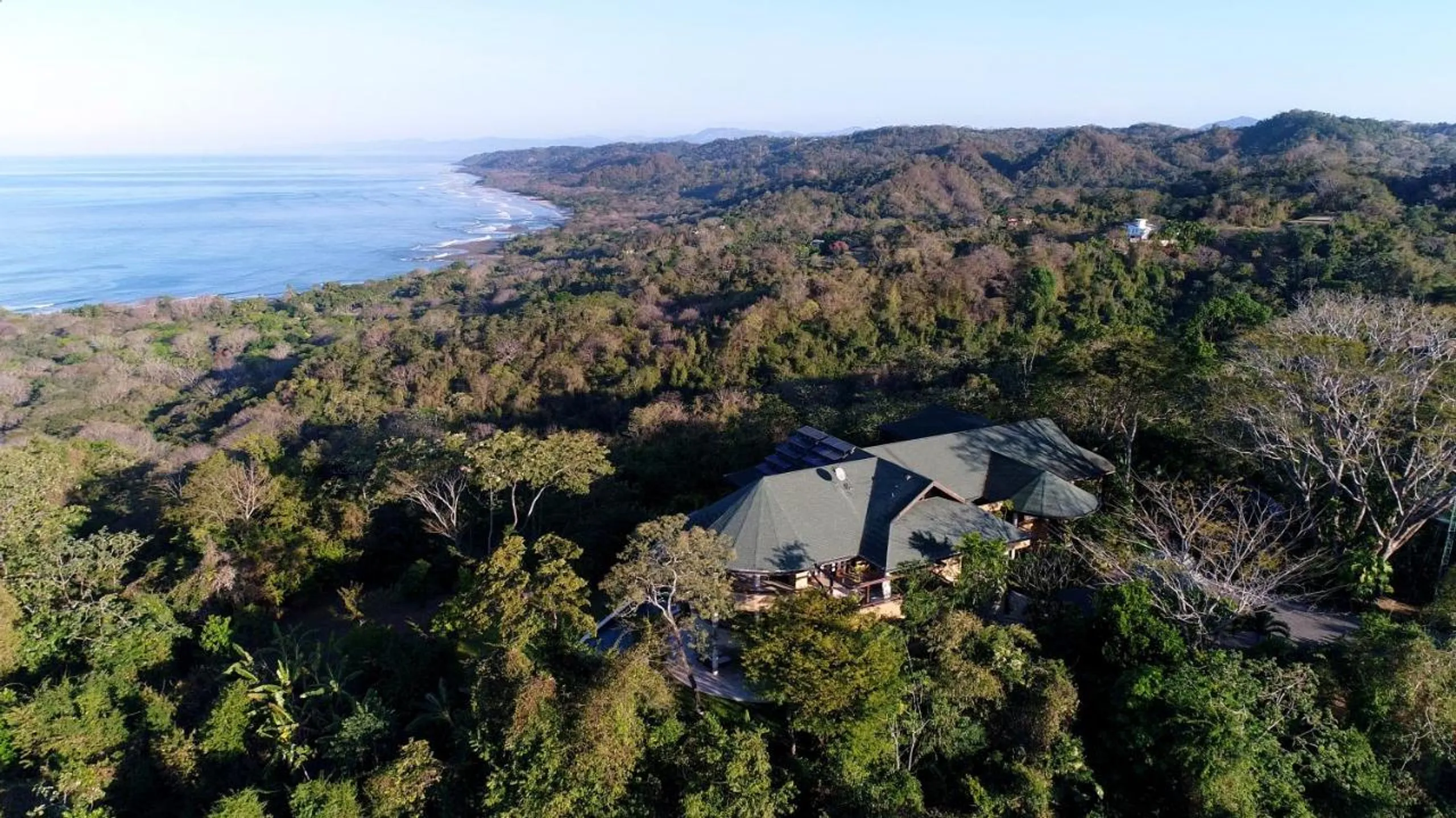 Elegantly Appointed Villa with Ocean-View Infinity Pool and Spacious Master Suites — photograph 9