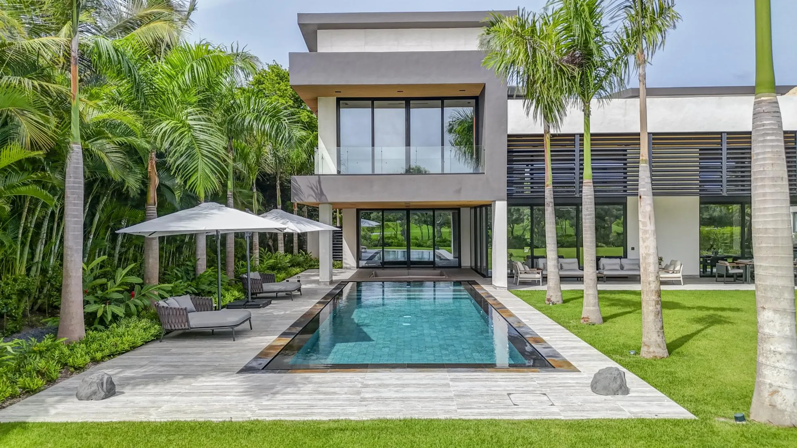 Stylish Modern Villa with Private Pool and Golf Views — photograph 2