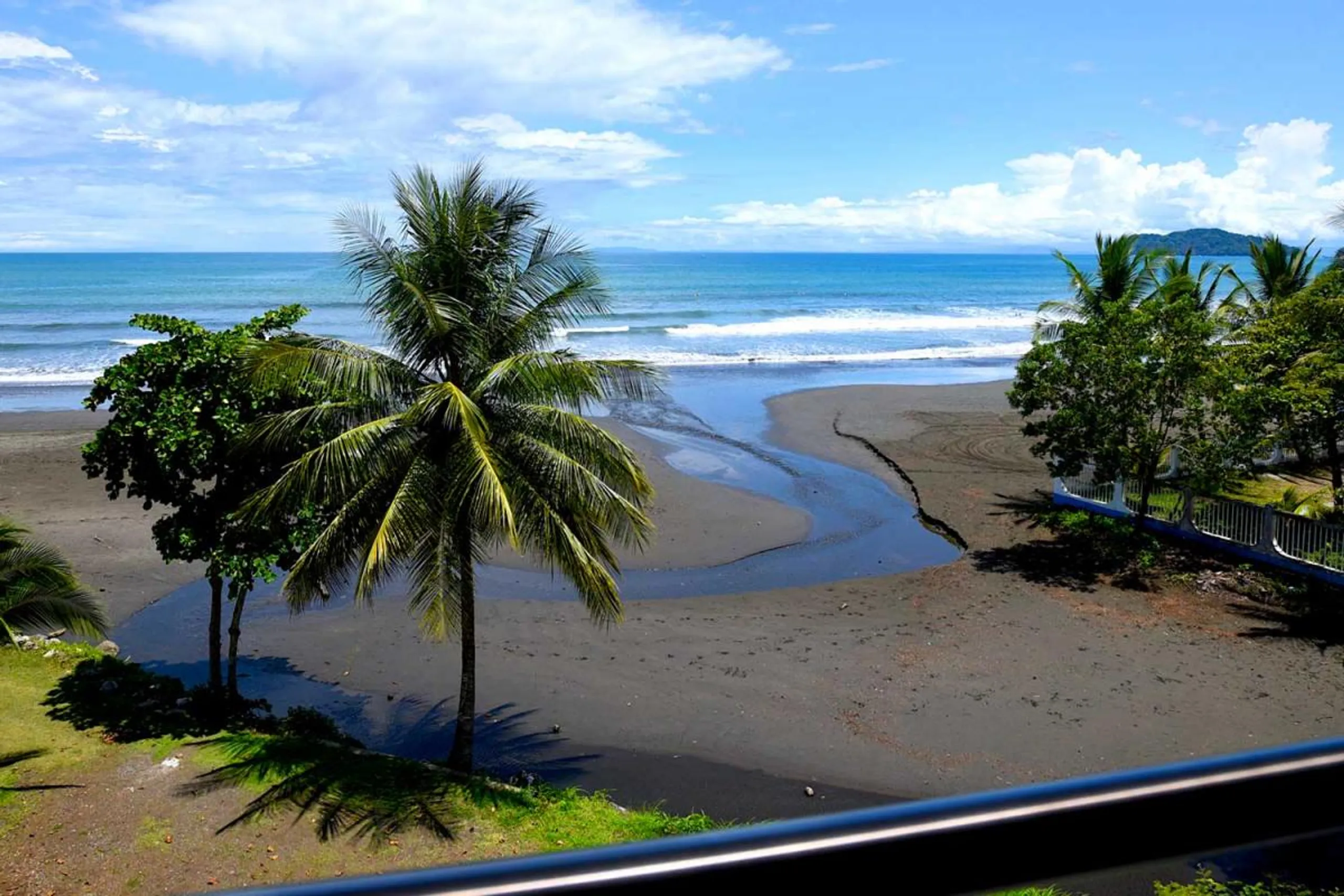 Lavish Beachfront Villa with Private Pool, Mountain and Sea Views — photograph 11