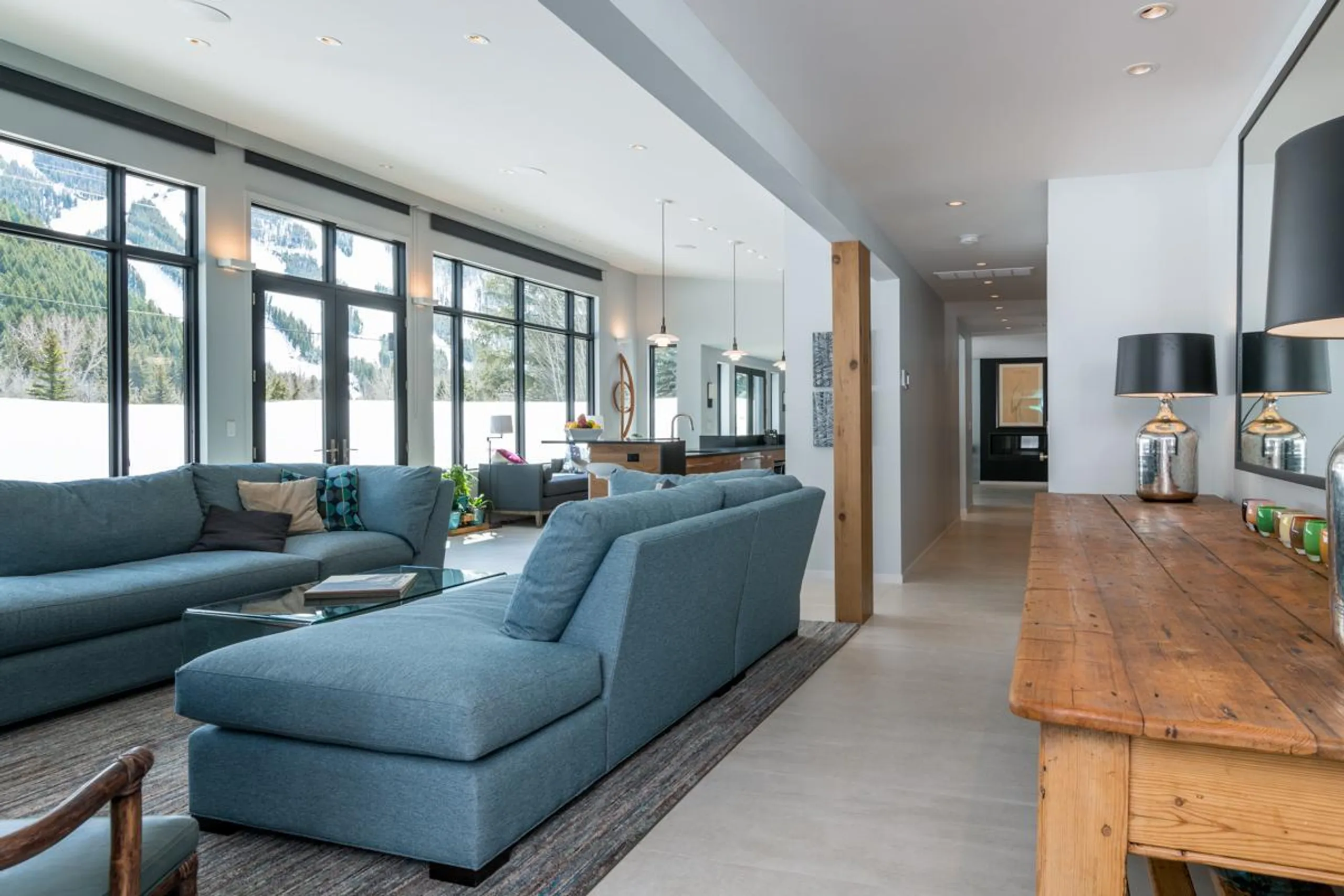 Grandiose Retreat with Majestic Mountain Views VILLAWAY® — photograph 4
