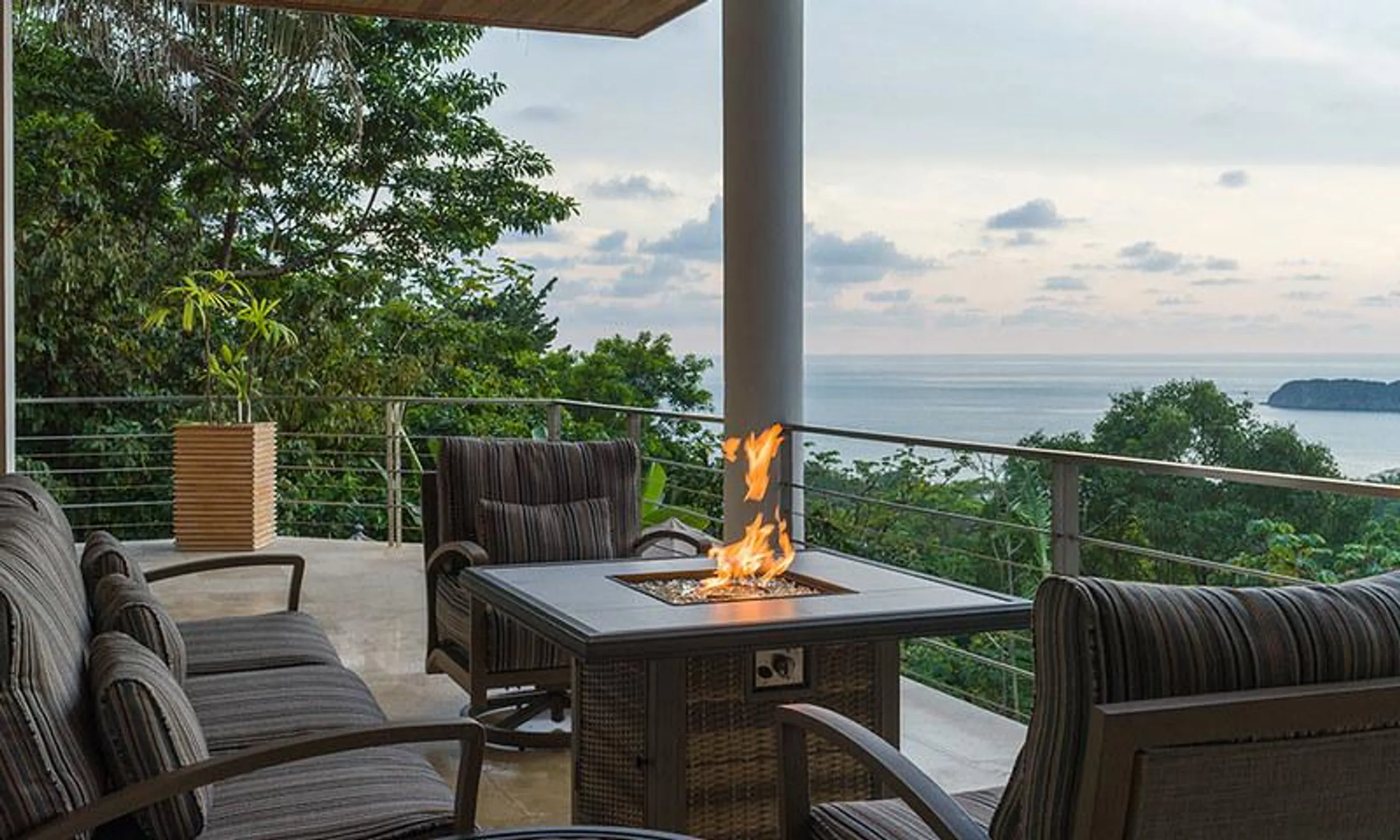 Luxurious Seven-Bedroom Villa in Manuel Antonio with Private Pool and Rainforest Surroundings — photograph 7