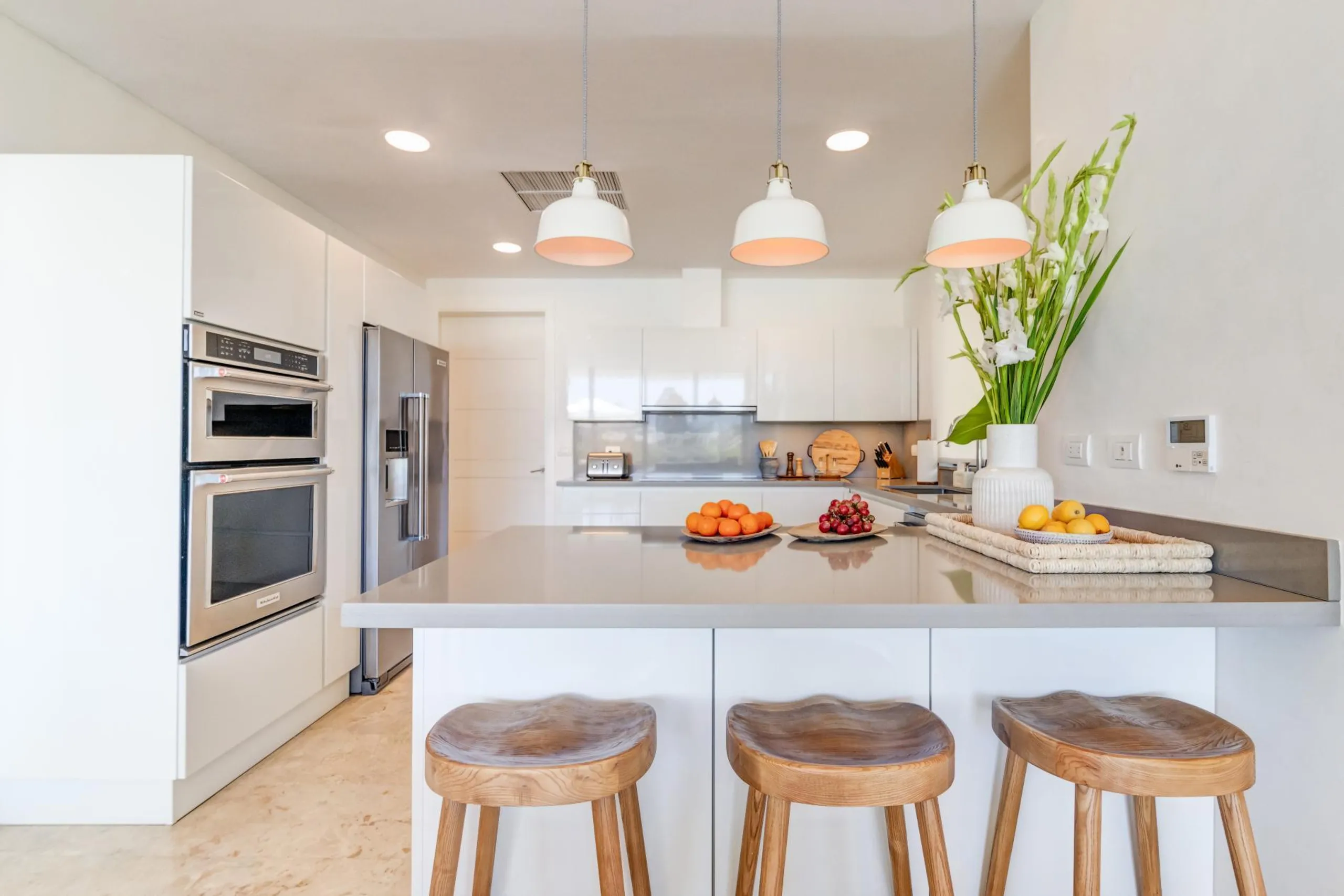 Plush and Inviting Oceanfront Villa with Two Private Pools — photograph 9