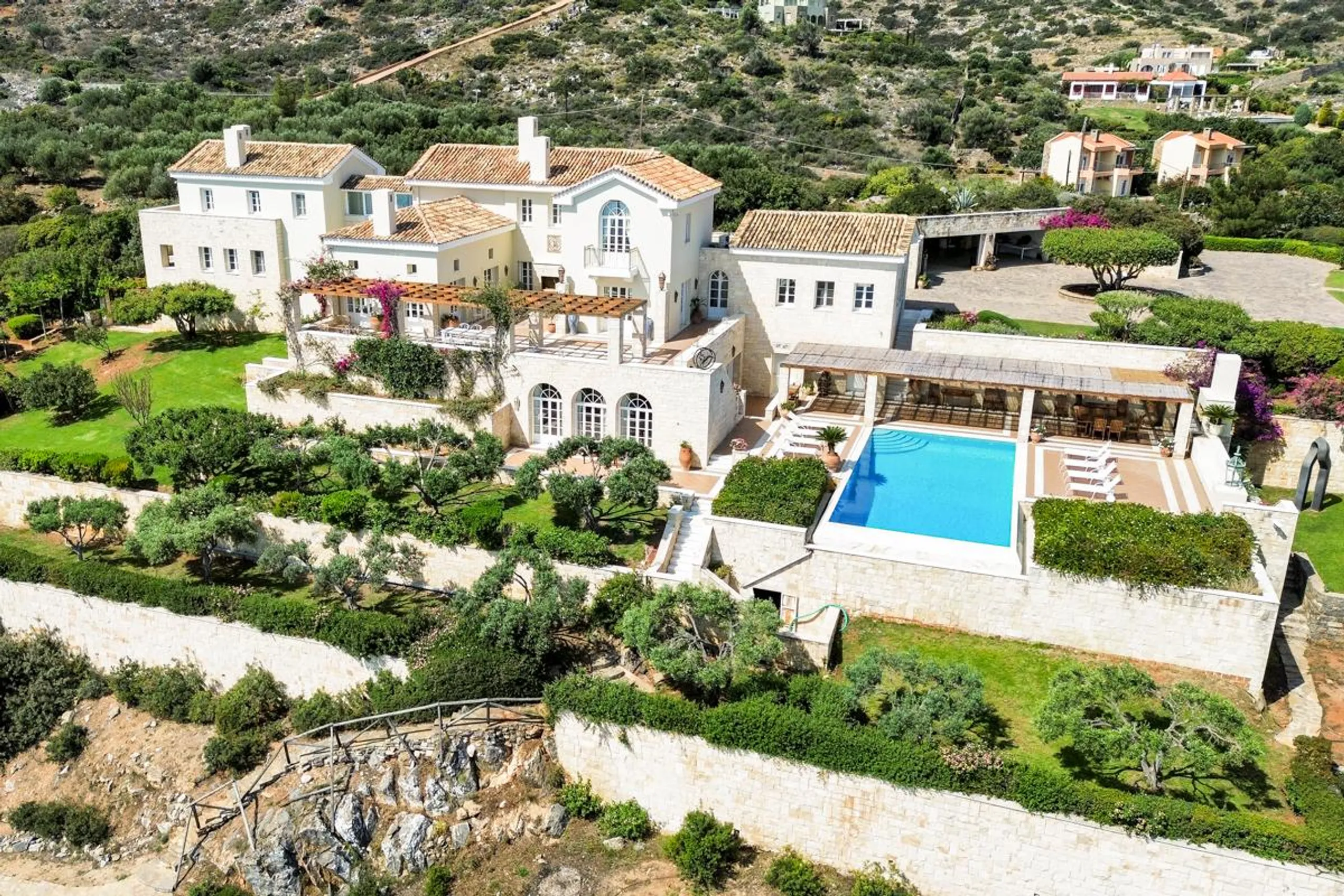 Magnificent Estate in Crete with Pool and Mediterranean Sea Views — photograph 2